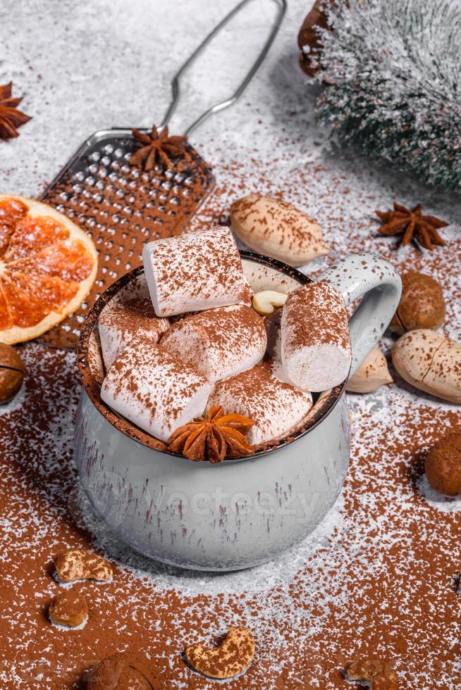 Tasse heiße Schokolade mit weißen Marshmallows foto