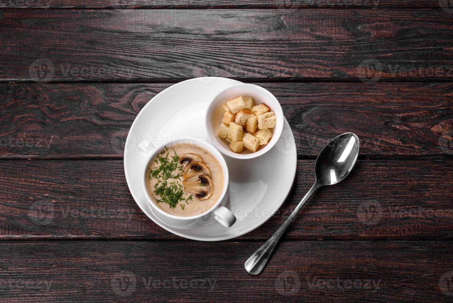 Pilzcremesuppe. hausgemacht mit ganzen und geschnittenen Champignons foto