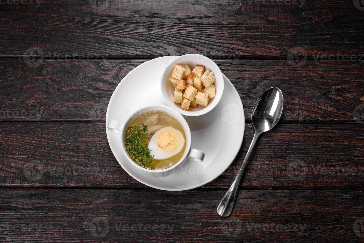 asiatische Nudelsuppe, Ramen mit Hühnerfleisch, Gemüse und Ei in weißer Schüssel foto