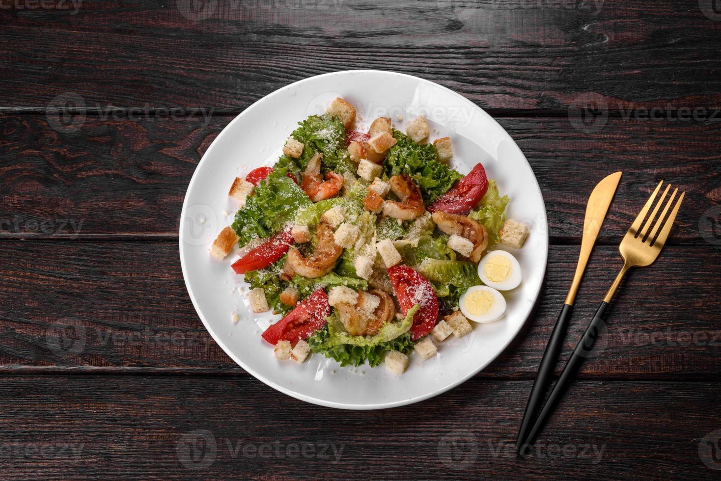 leckerer frischer Salat mit Garnelen für die festliche Tafel foto