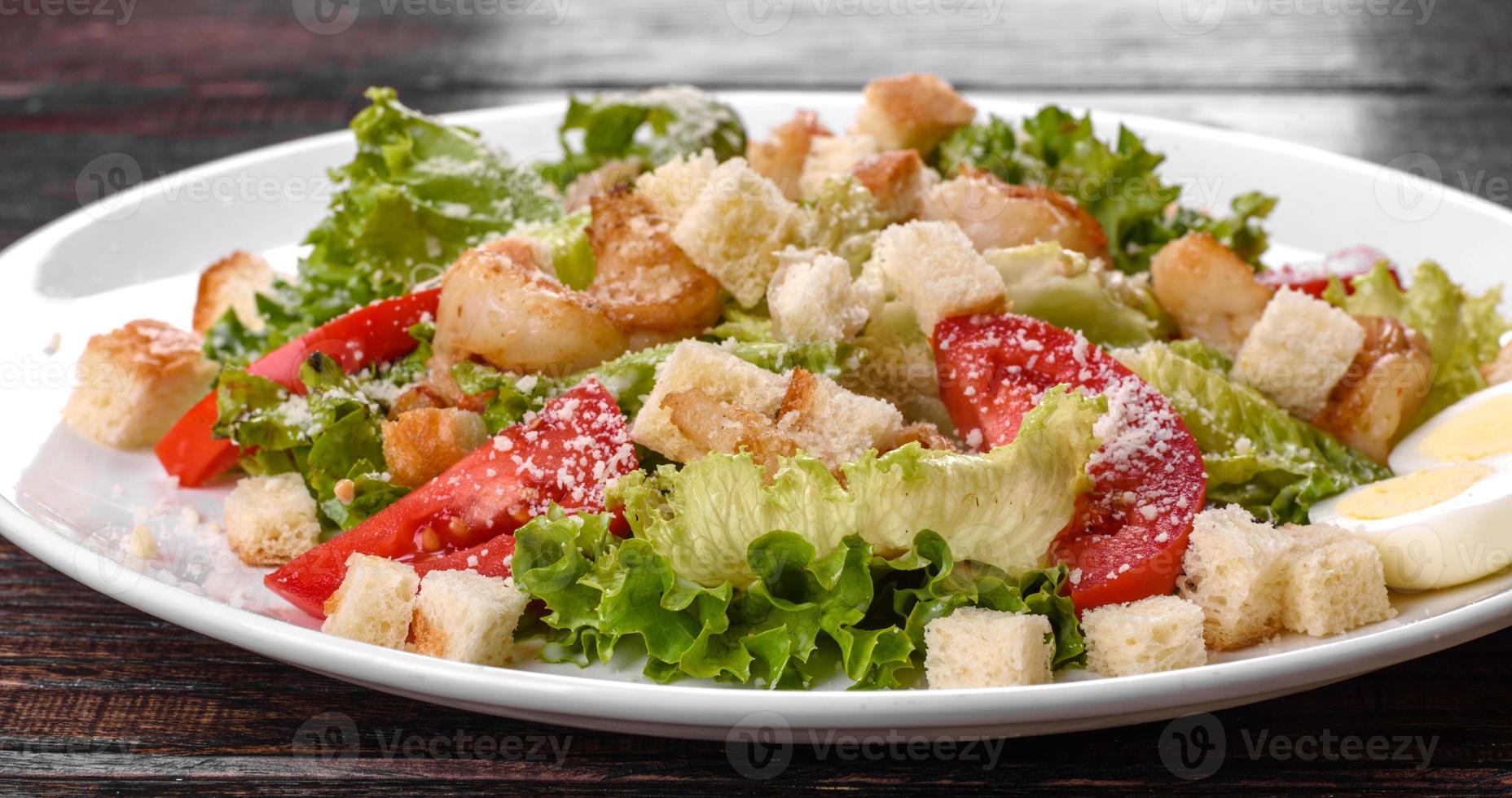 leckerer frischer Salat mit Garnelen für die festliche Tafel foto