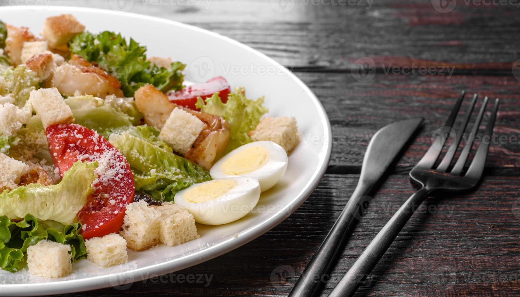 leckerer frischer Salat mit Garnelen für die festliche Tafel foto