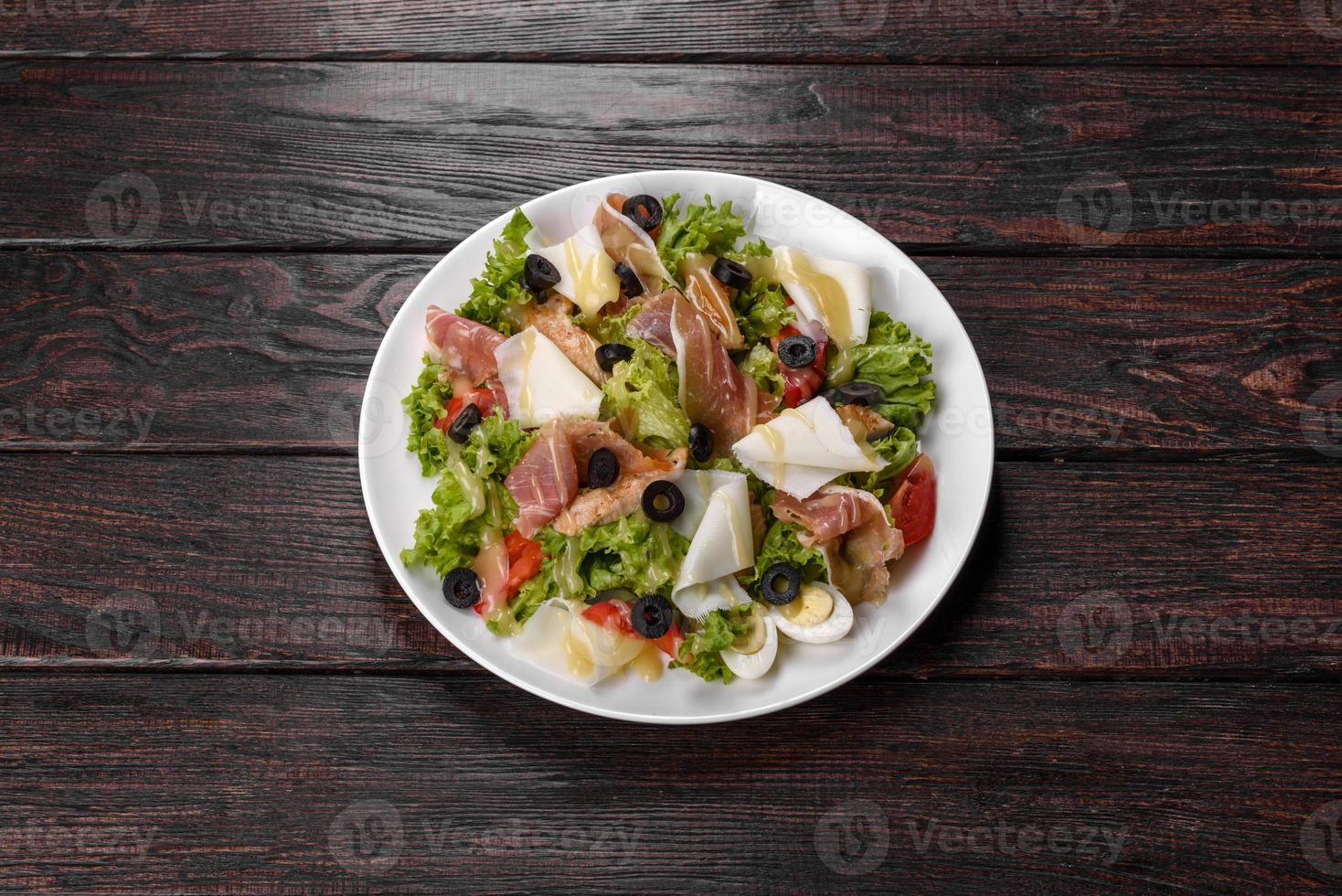 leckerer frischer Salat mit Speck für die festliche Tafel foto