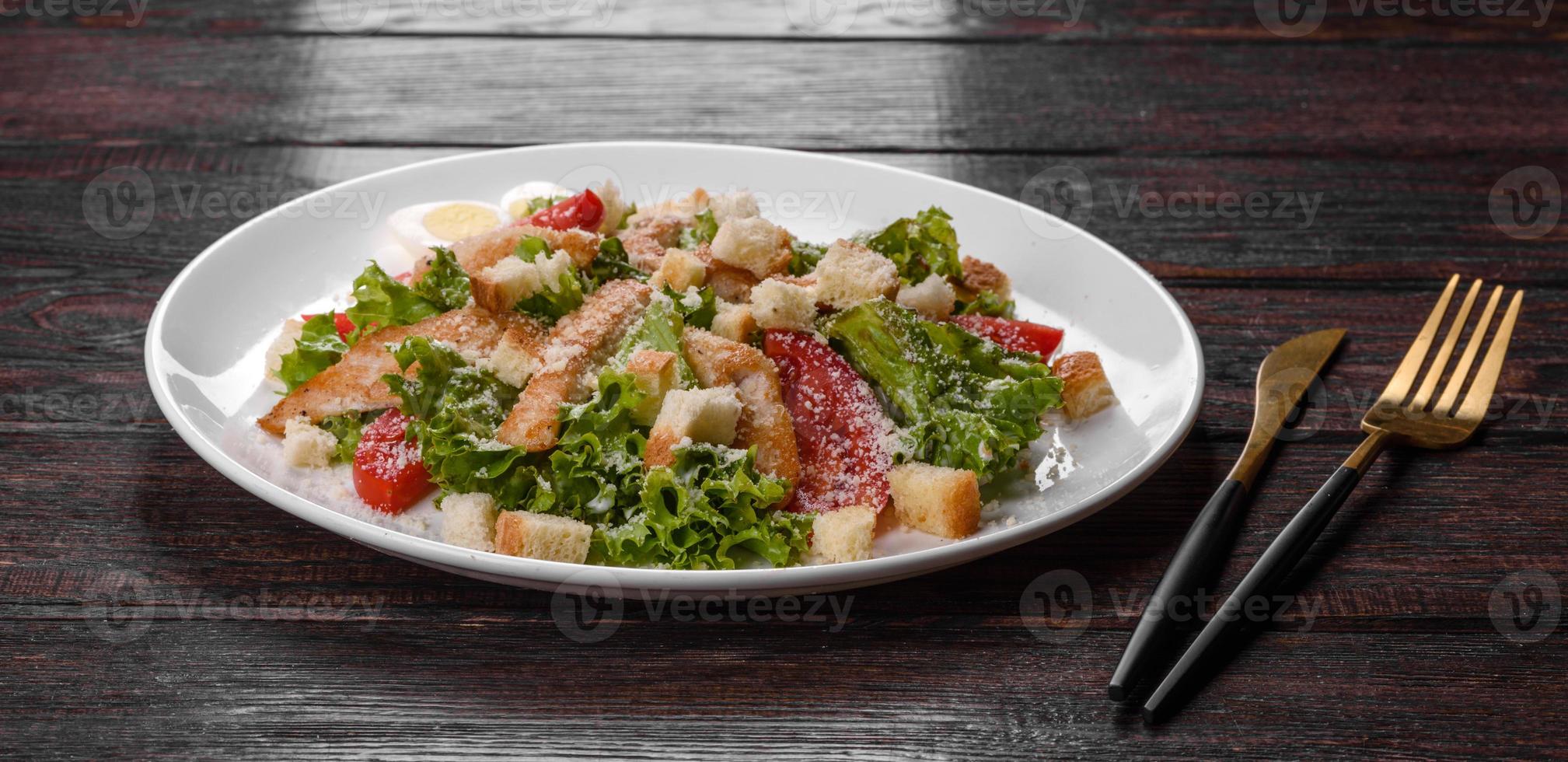 leckerer frischer Hühnersalat für eine festliche Tafel foto