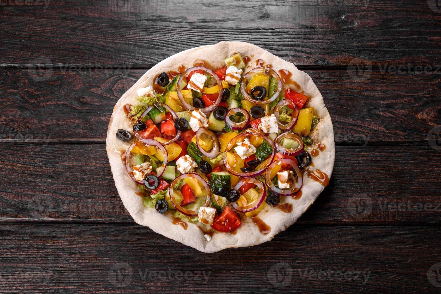 leckerer frischer griechischer Salat auf einem Fladenbrot zubereitet für einen festlichen Tisch foto