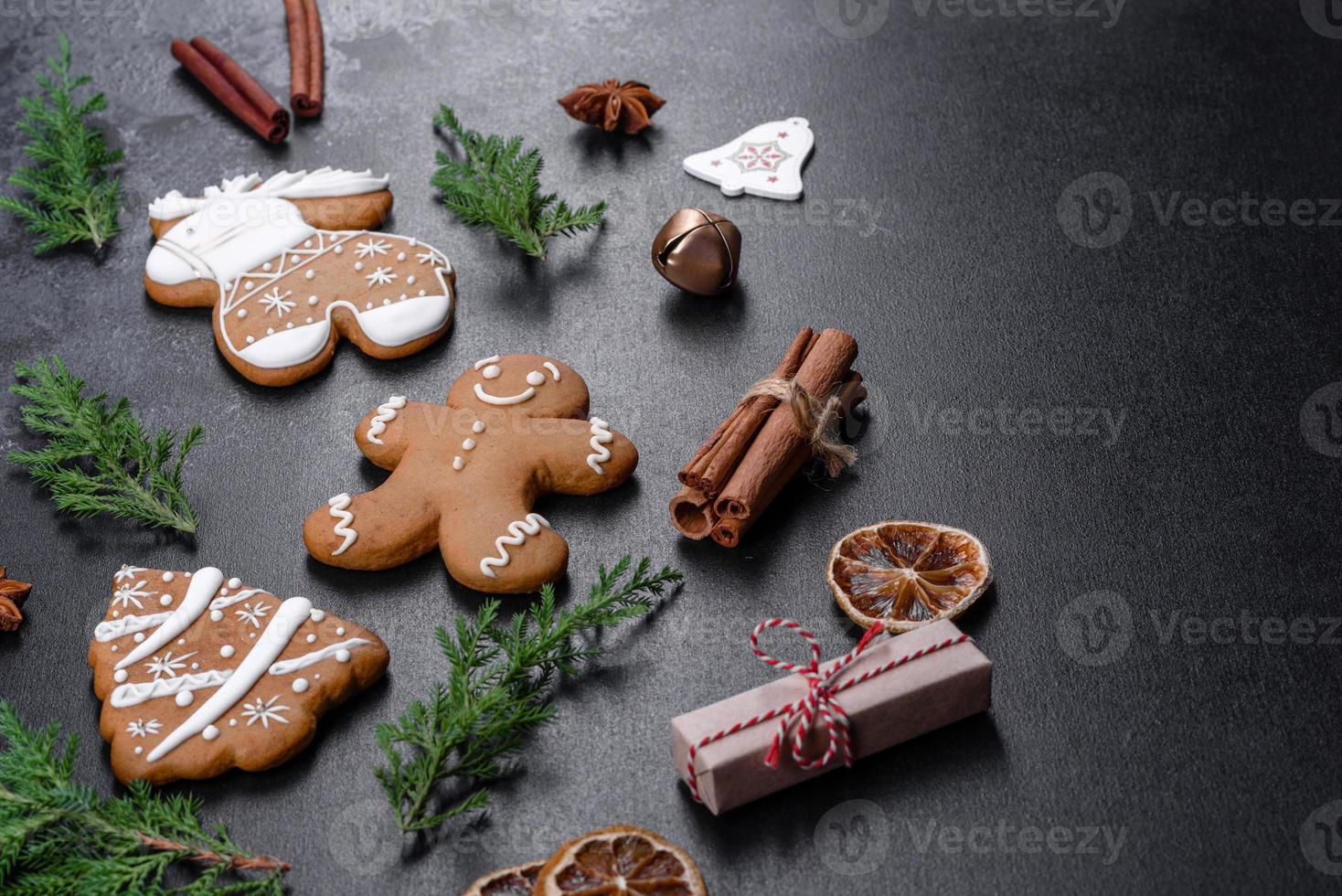 weihnachtlicher festlicher Lebkuchen zu Hause auf einem dunklen Tisch foto