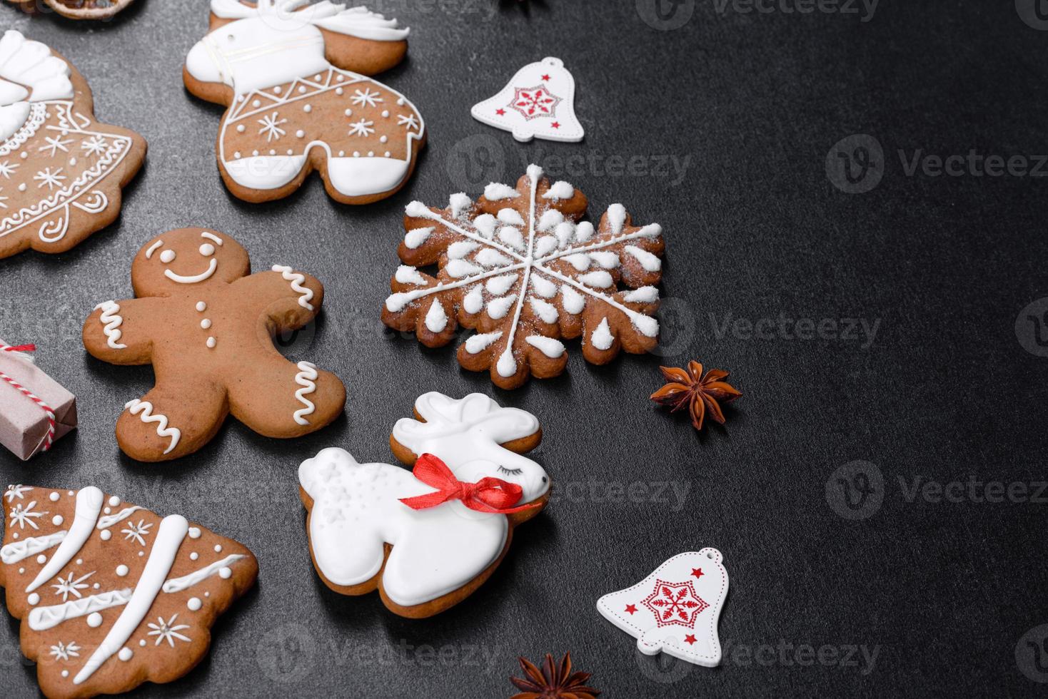 weihnachtlicher festlicher Lebkuchen zu Hause auf einem dunklen Tisch foto