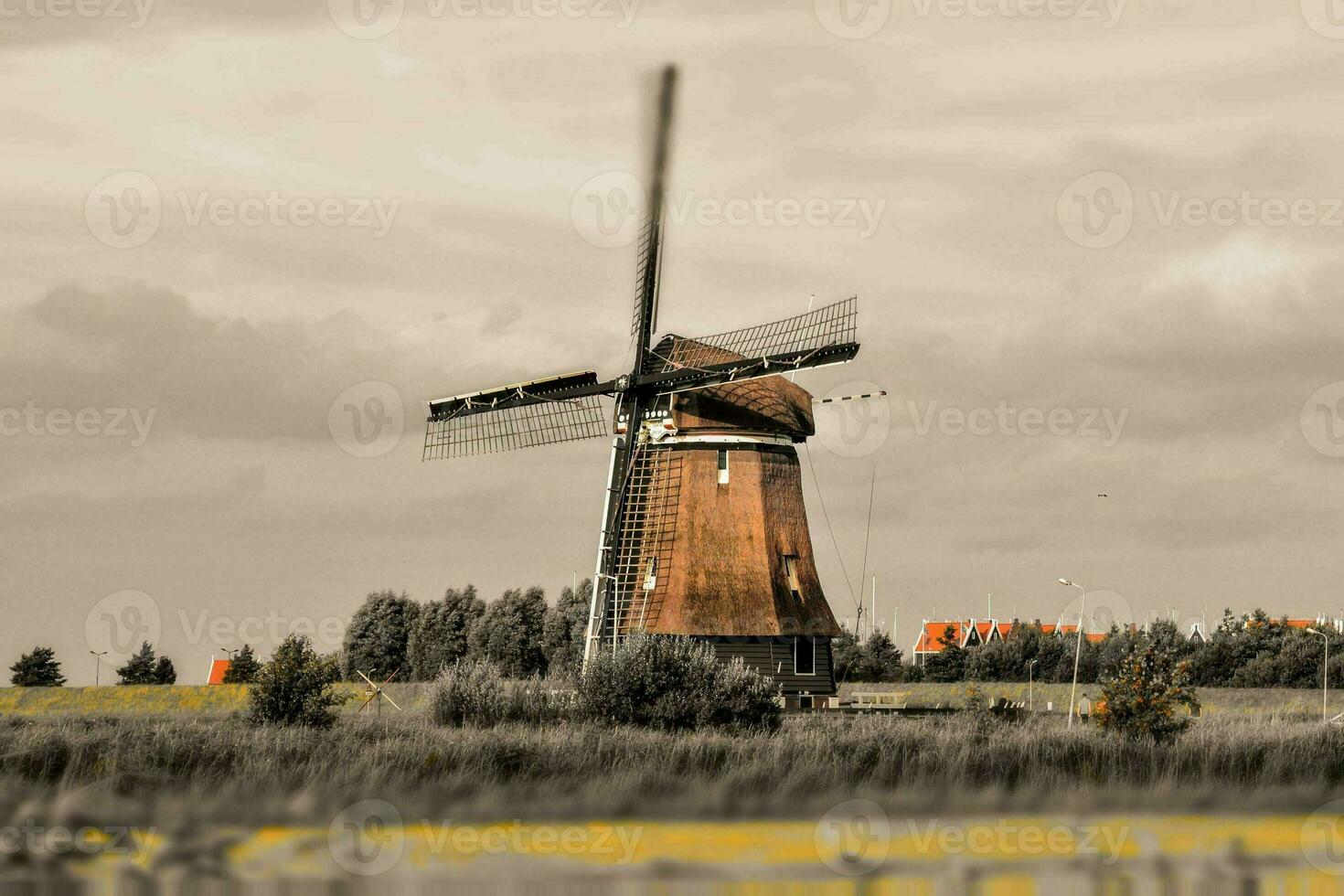 ein Windmühle im das Mitte von ein Feld foto