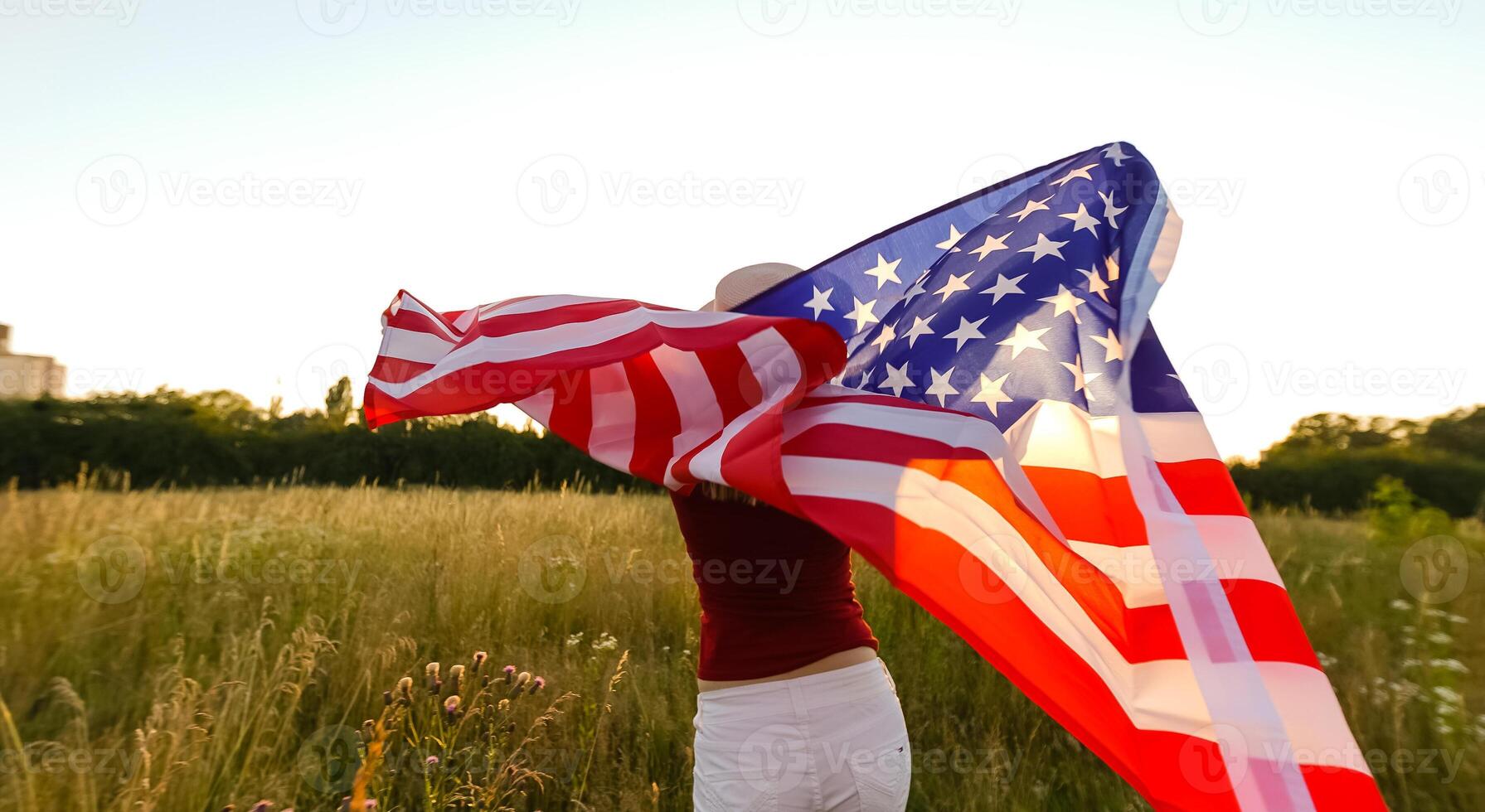 schön jung Frau mit USA Flagge foto