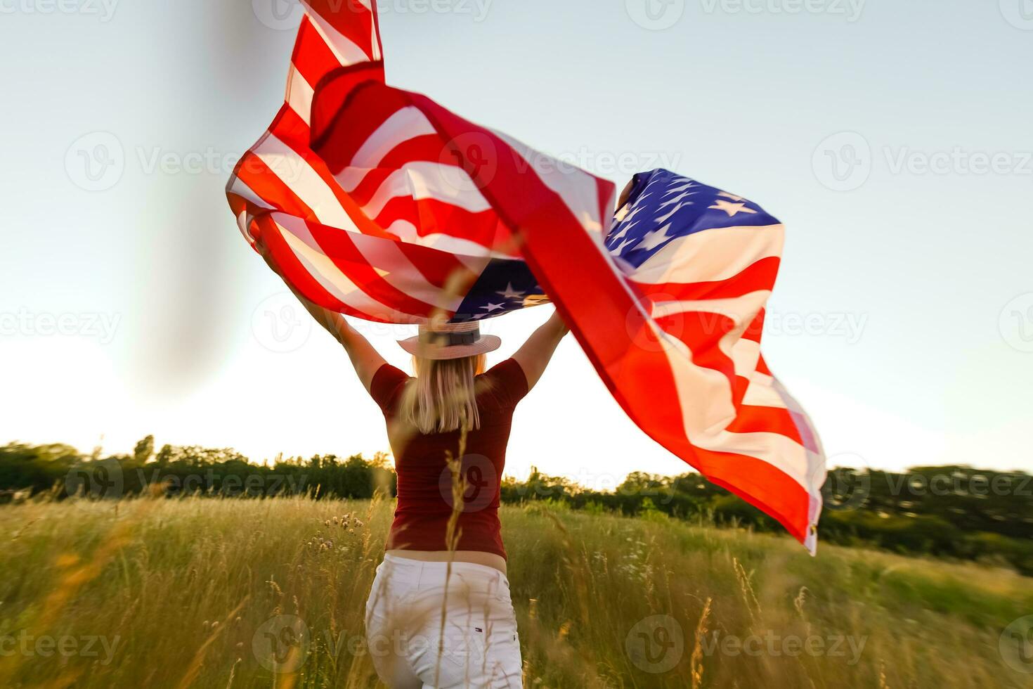 schön jung Frau mit USA Flagge foto