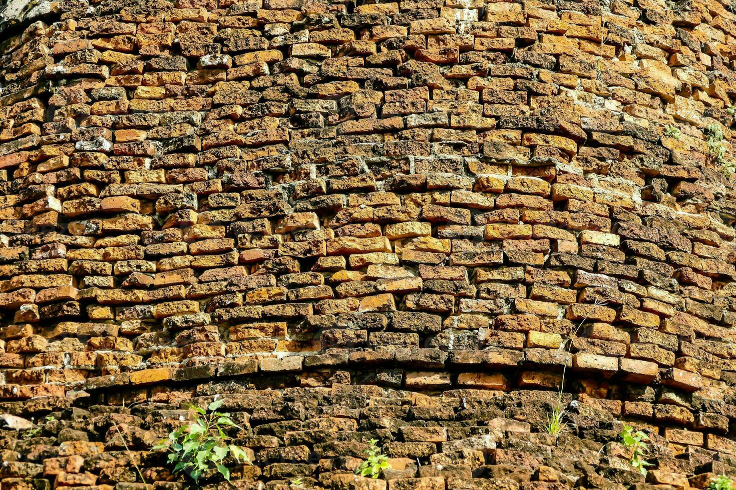 das Backstein Mauer von ein alt Gebäude foto