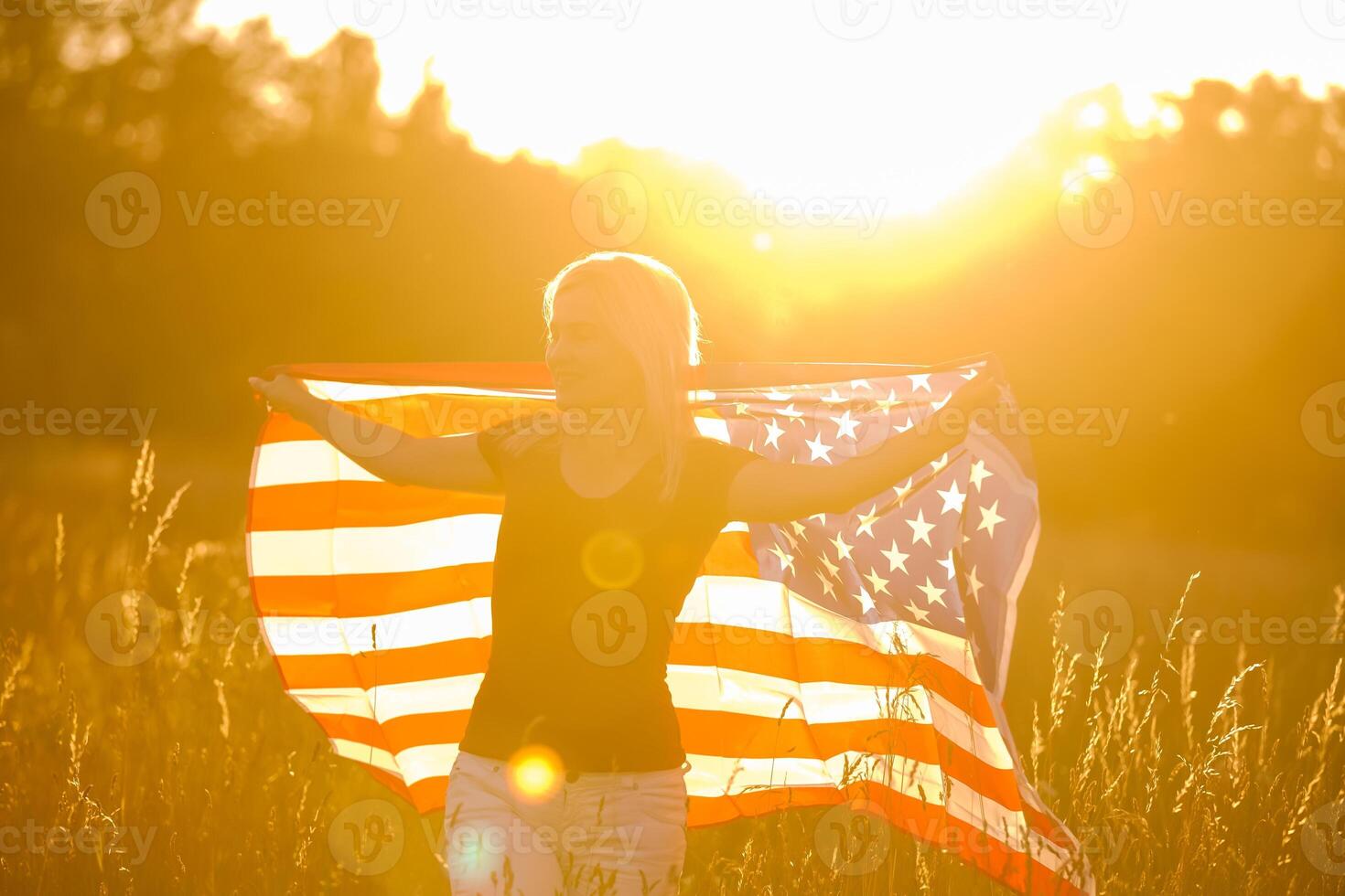 schön jung Frau mit USA Flagge foto