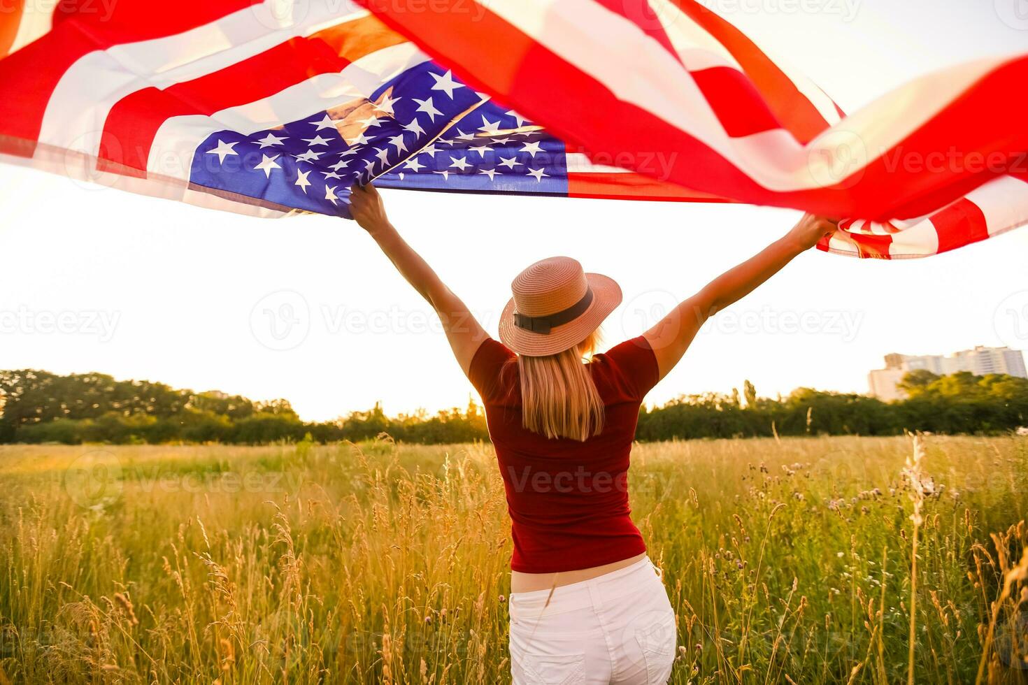 schön jung Frau mit USA Flagge foto