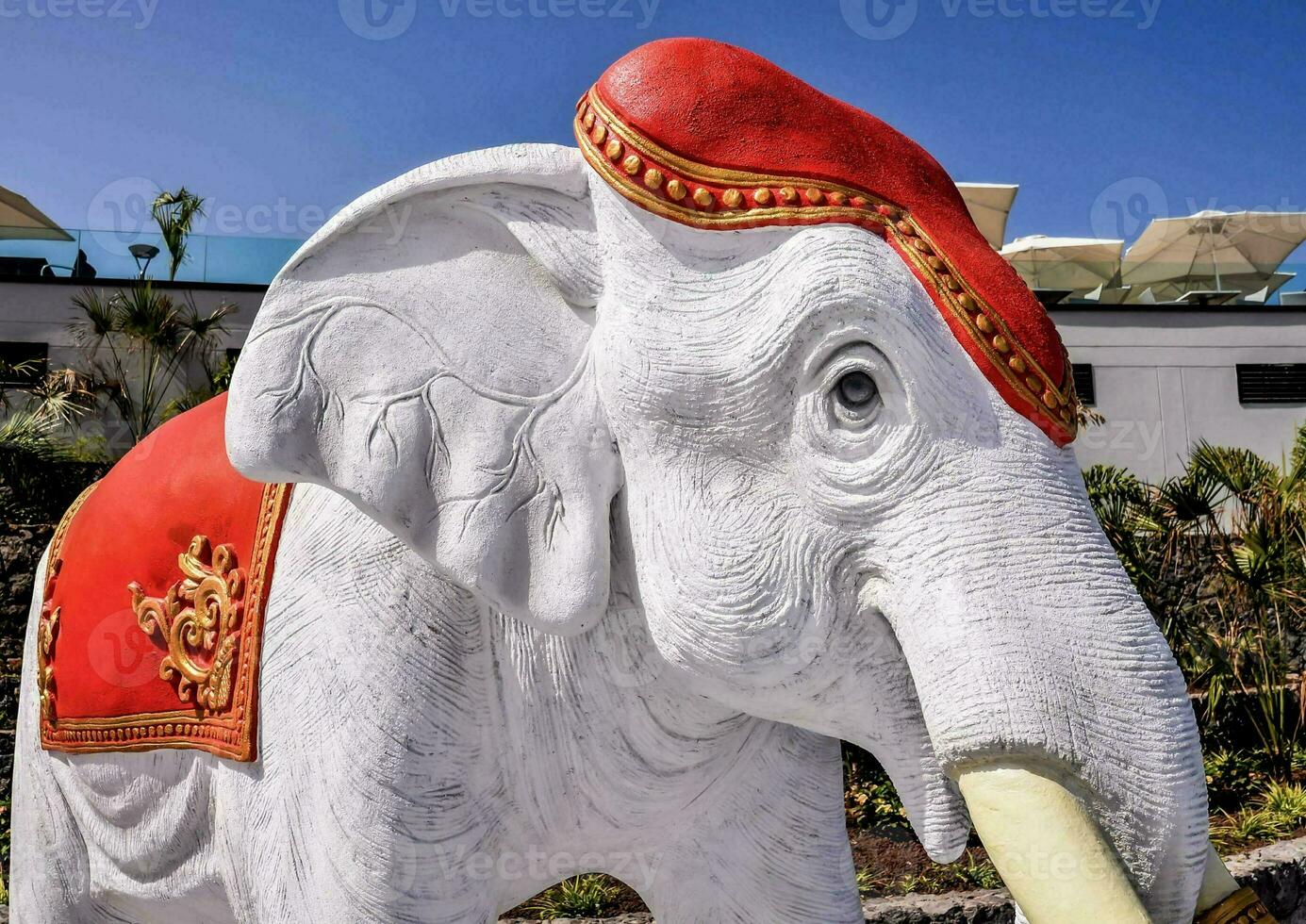 ein Weiß Elefant Statue mit rot Dekorationen foto