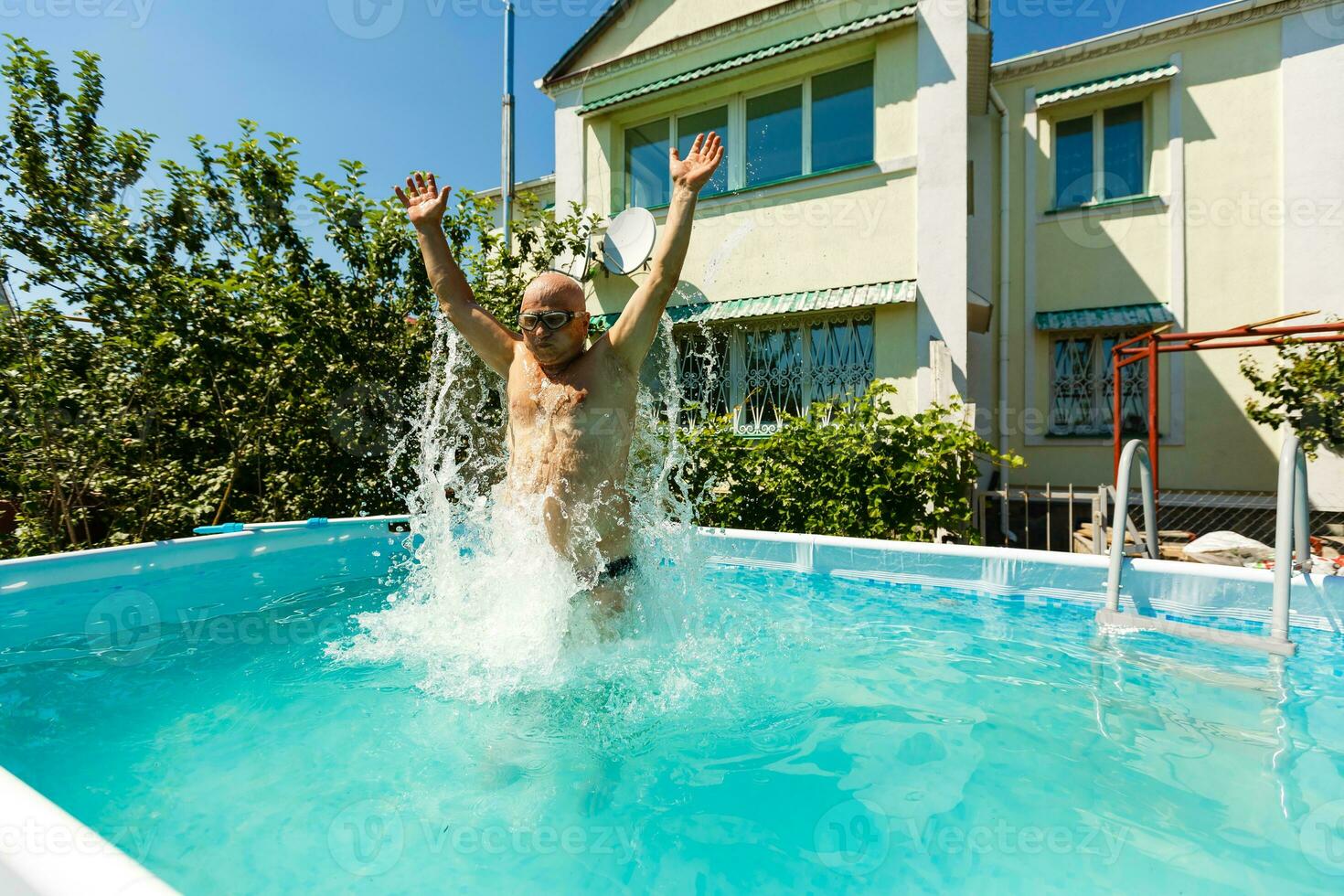 Rahmen Schwimmbad im das Garten von ein Privat Haus, Sommer- foto