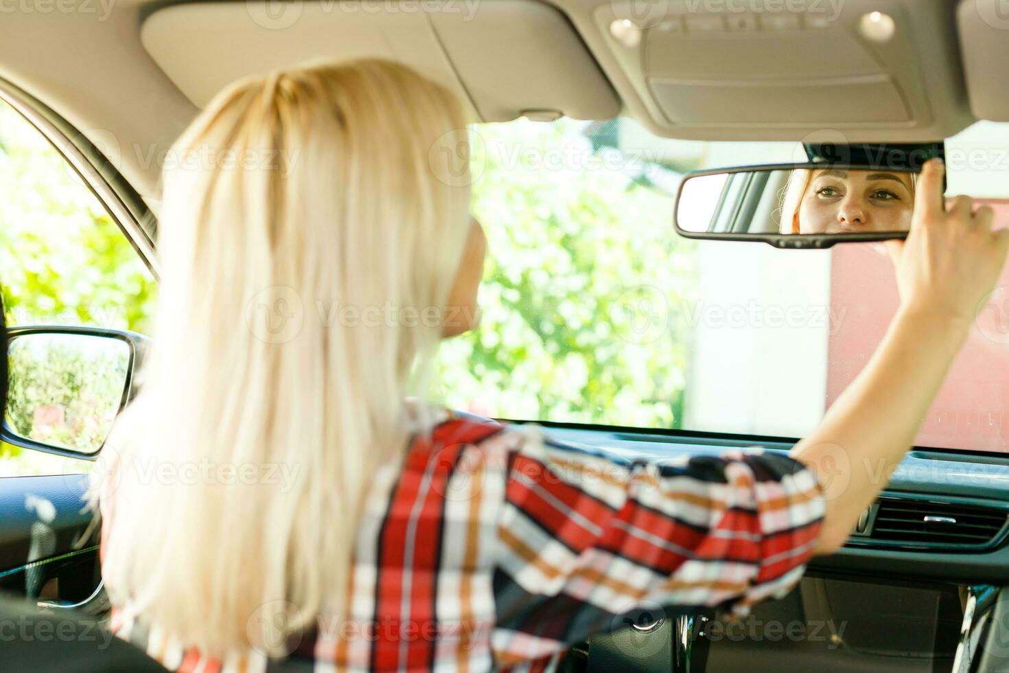 jung Frau Fahren ihr Auto foto