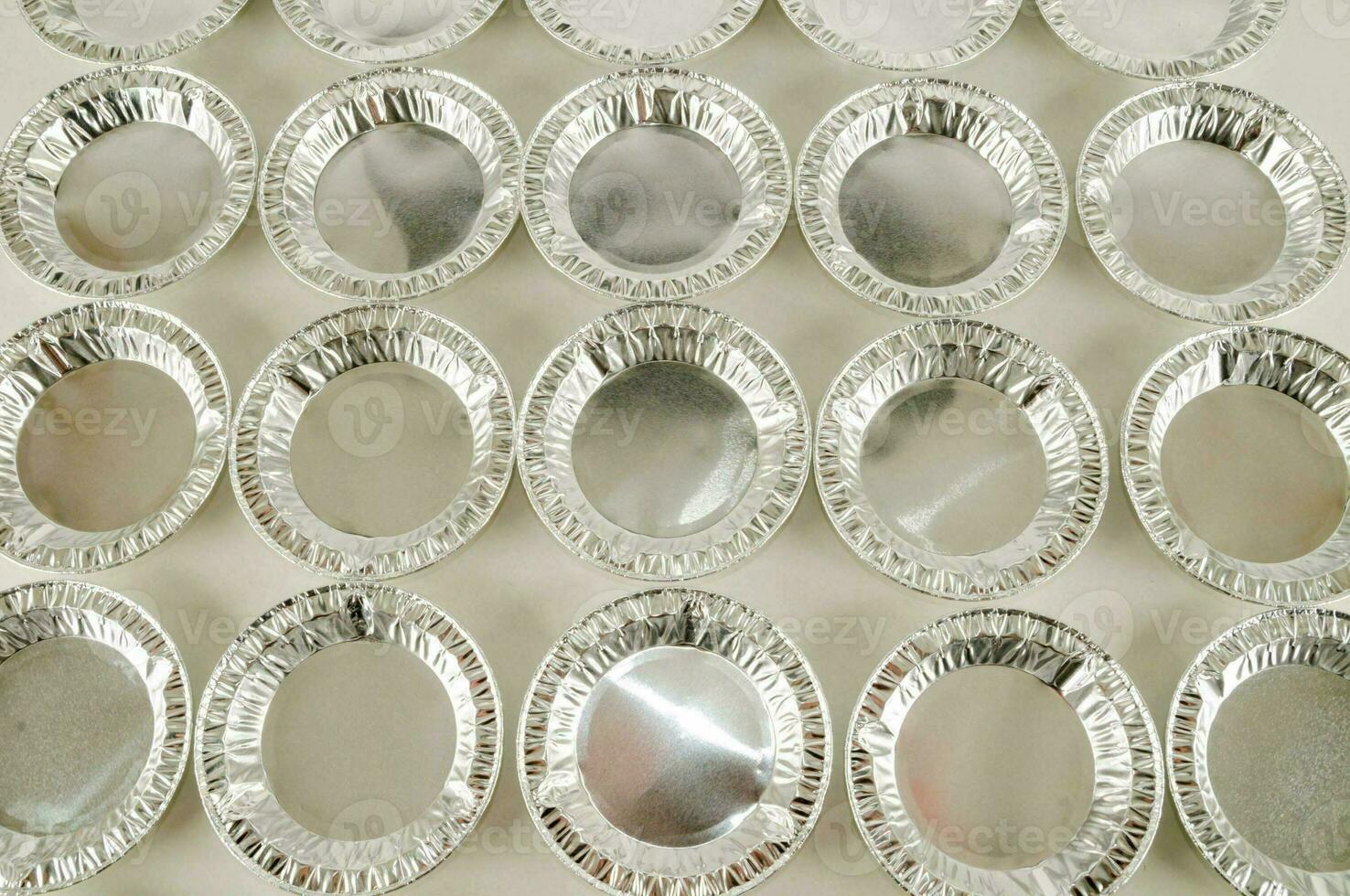 ein groß Nummer von Silber vereiteln Kuchen Platten foto