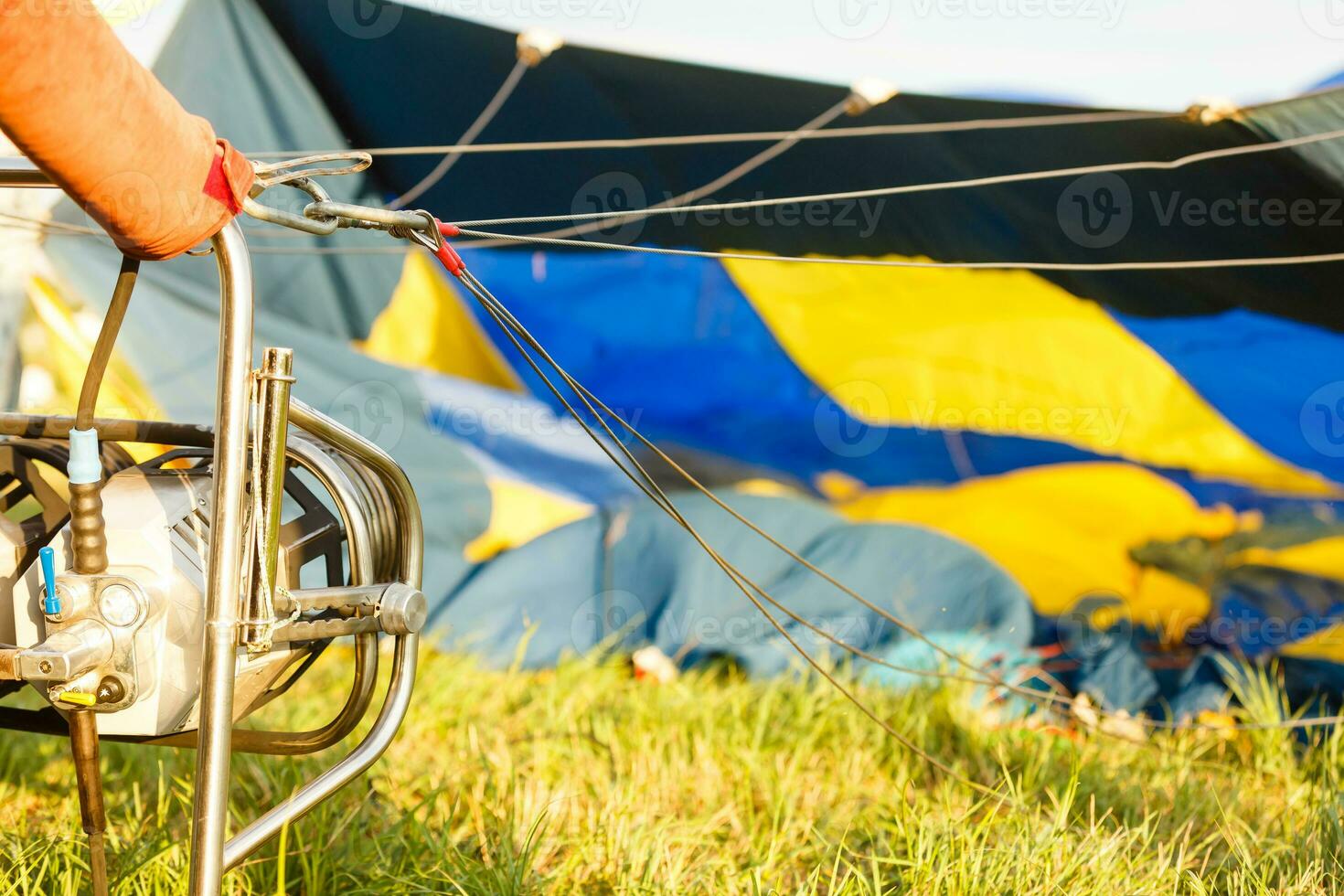 heiß Luft Ballon Korb auf Gras Hintergrund. diese hat Ausschnitt Weg. foto