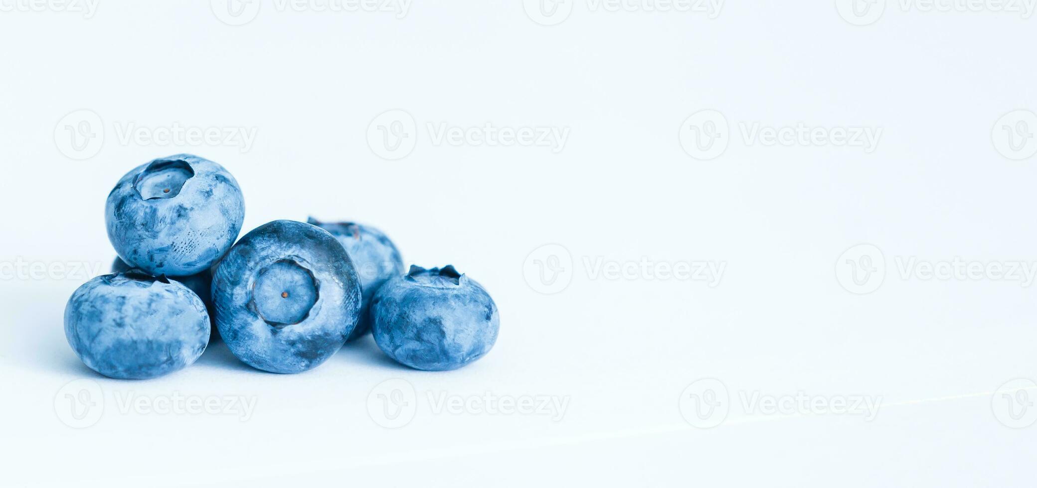 lecker Blaubeeren isoliert auf Weiß Hintergrund. Blaubeeren sind Antioxidans organisch Superfood. foto