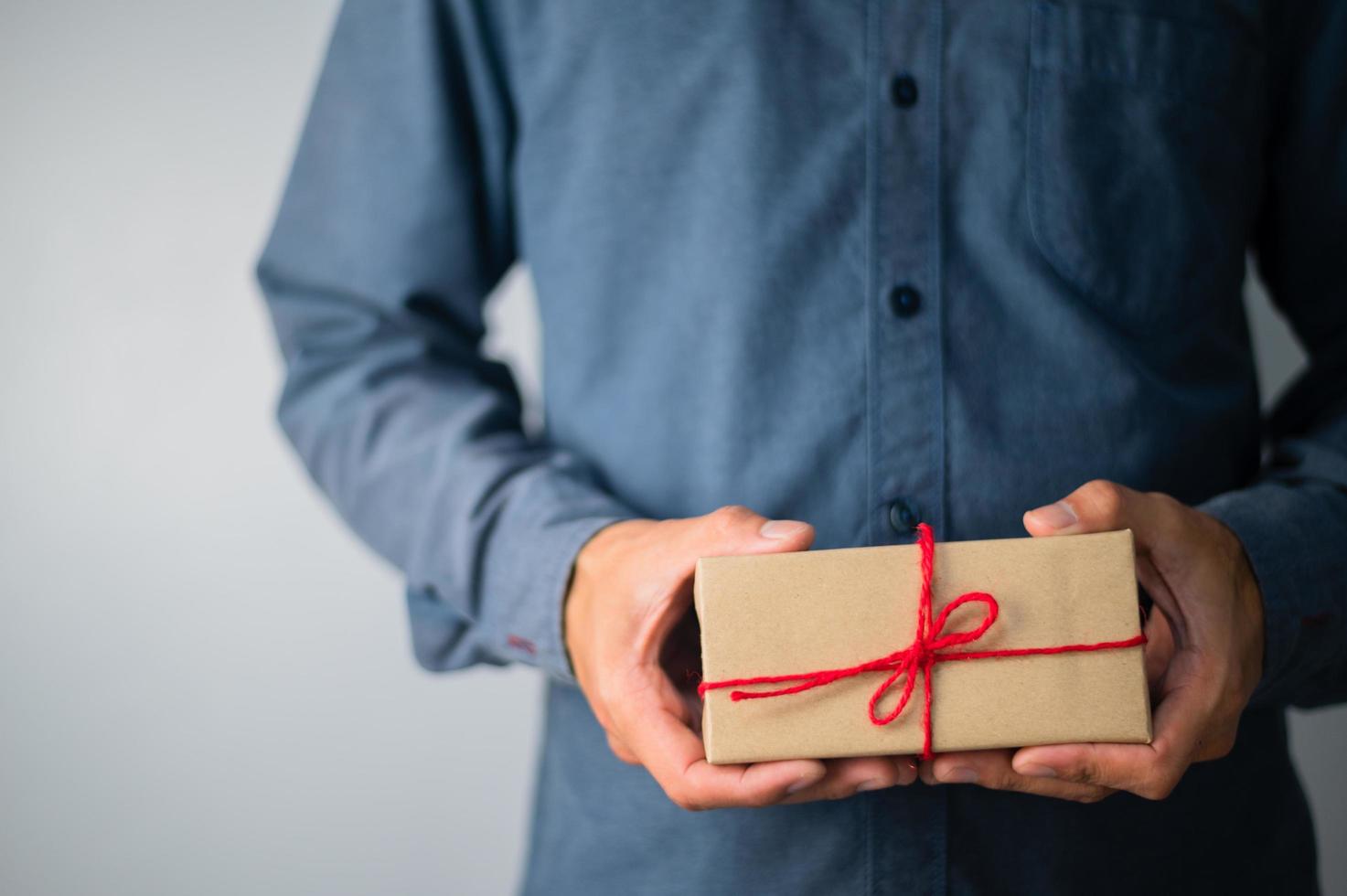 Hand, die Geschenkbox, Geschenkbox des neuen Jahres, Weihnachtsgeschenkbox, Kopienraum hält. Weihnachten, Jahr, Geburtstagskonzept. foto