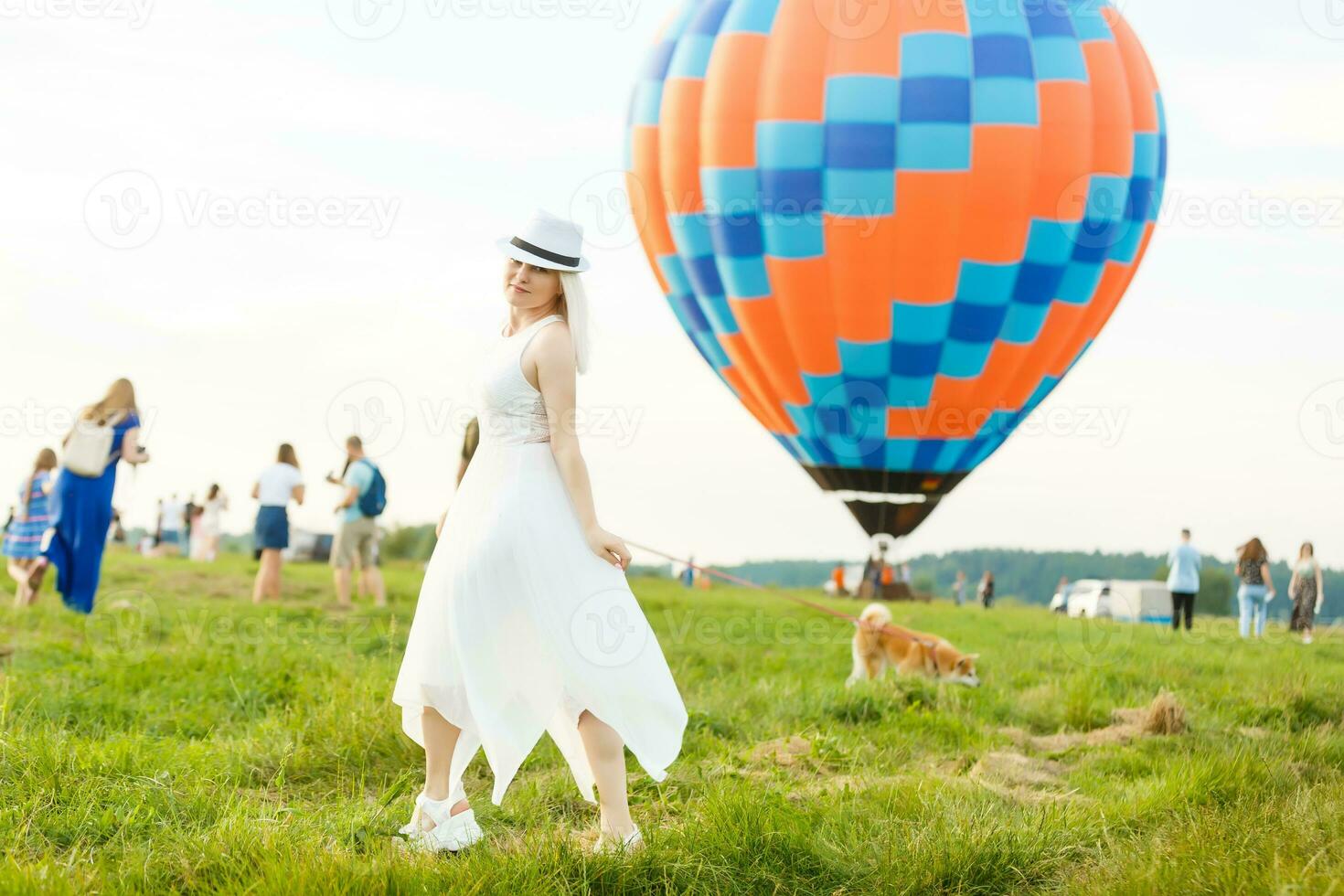 tolle Aussicht mit Frau und Luft Ballon. künstlerisch Bild. Schönheit Welt. das Gefühl von Komplett Freiheit foto