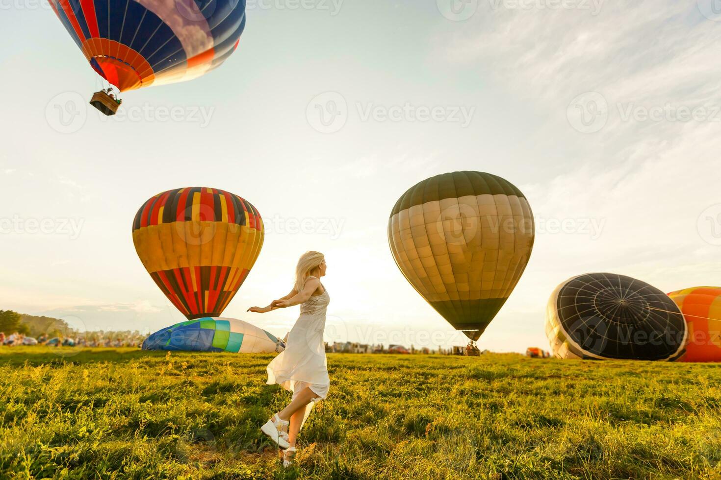 tolle Aussicht mit Frau und Luft Ballon. künstlerisch Bild. Schönheit Welt. das Gefühl von Komplett Freiheit foto