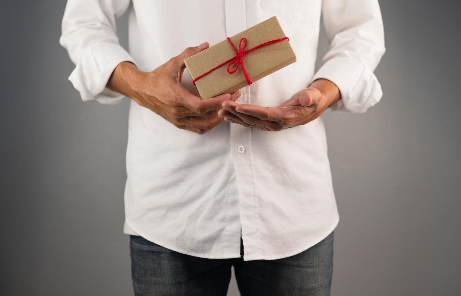 Hand, die Geschenkbox, Geschenkbox des neuen Jahres, Weihnachtsgeschenkbox, Kopienraum hält. Weihnachten, Jahr, Geburtstagskonzept. foto