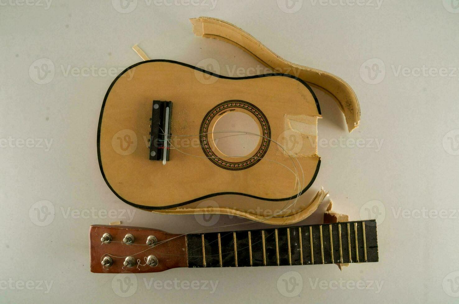 ein gebrochen Gitarre foto