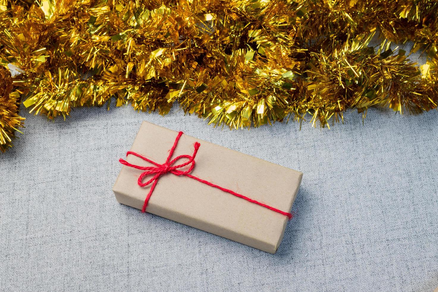Geschenkbox, Geschenkbox des neuen Jahres, Weihnachtsgeschenkbox, Kopienraum. Weihnachten, Jahr, Geburtstagskonzept. foto