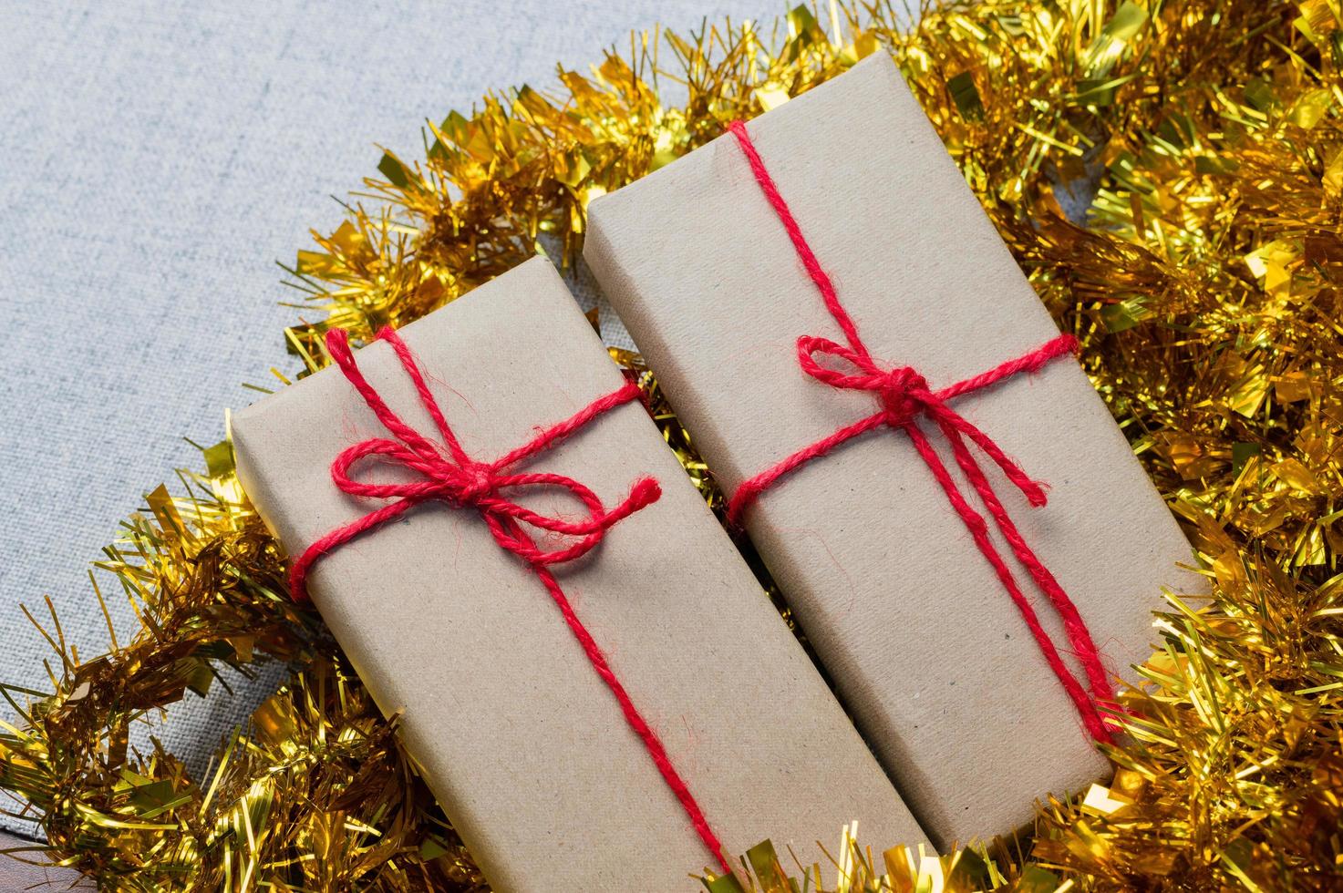 Geschenkbox, Geschenkbox des neuen Jahres, Weihnachtsgeschenkbox, Kopienraum. Weihnachten, Jahr, Geburtstagskonzept. foto