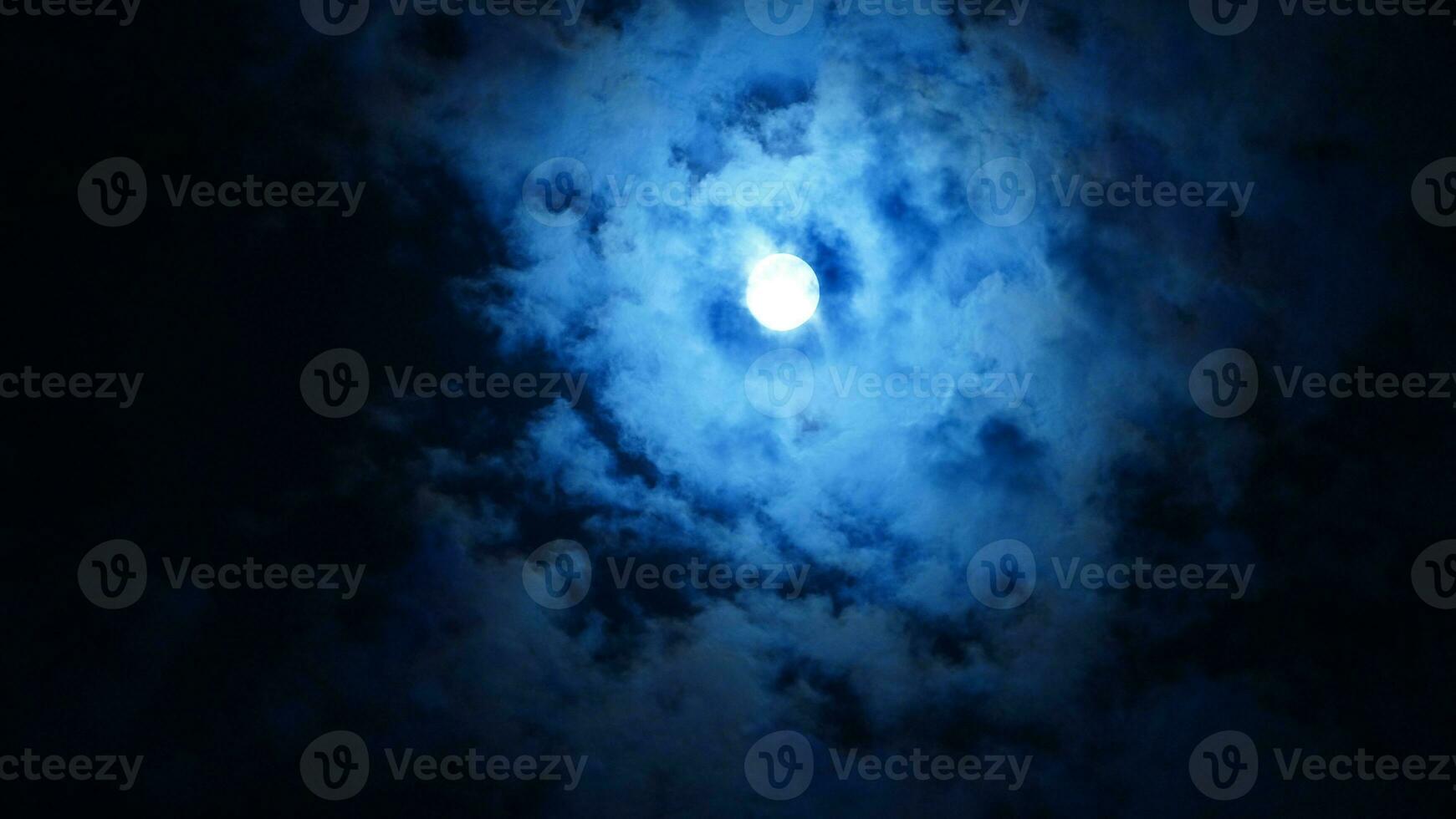 das Mond Nacht Aussicht mit das voll Mond und Wolken im das Himmel foto