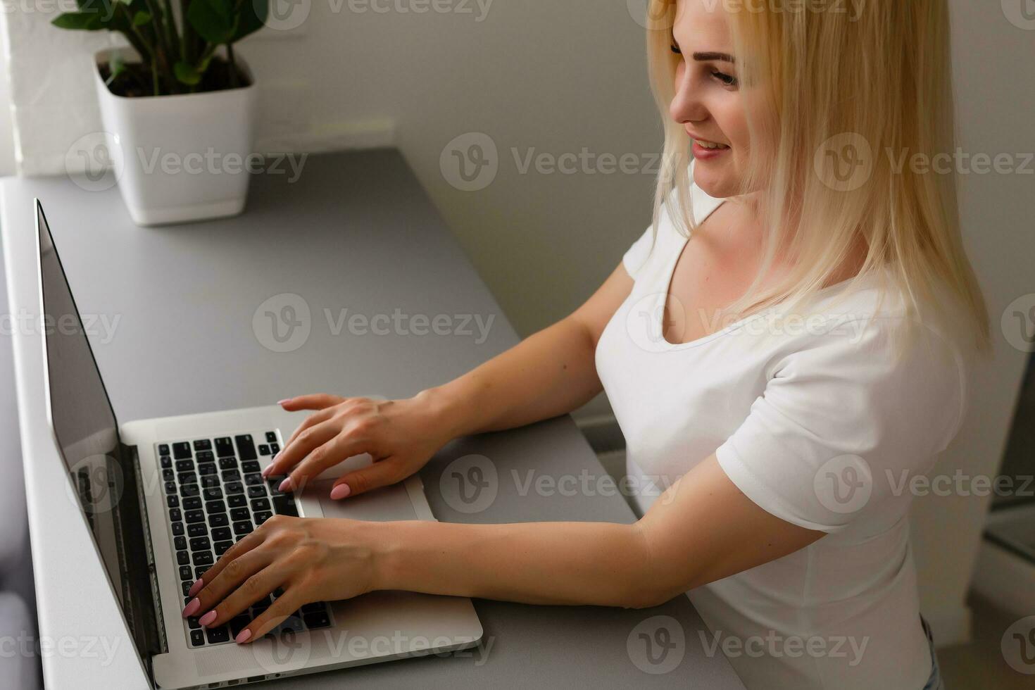 Nahansicht von jung Frau mit Laptop online beim Zuhause foto