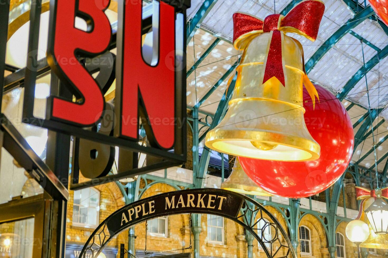 covent Gardens Beliebt Apfel Markt dekoriert zum Weihnachten. ein großartig Platz zu finden Souvenirs, Schmuck, Kunstwerke, usw foto