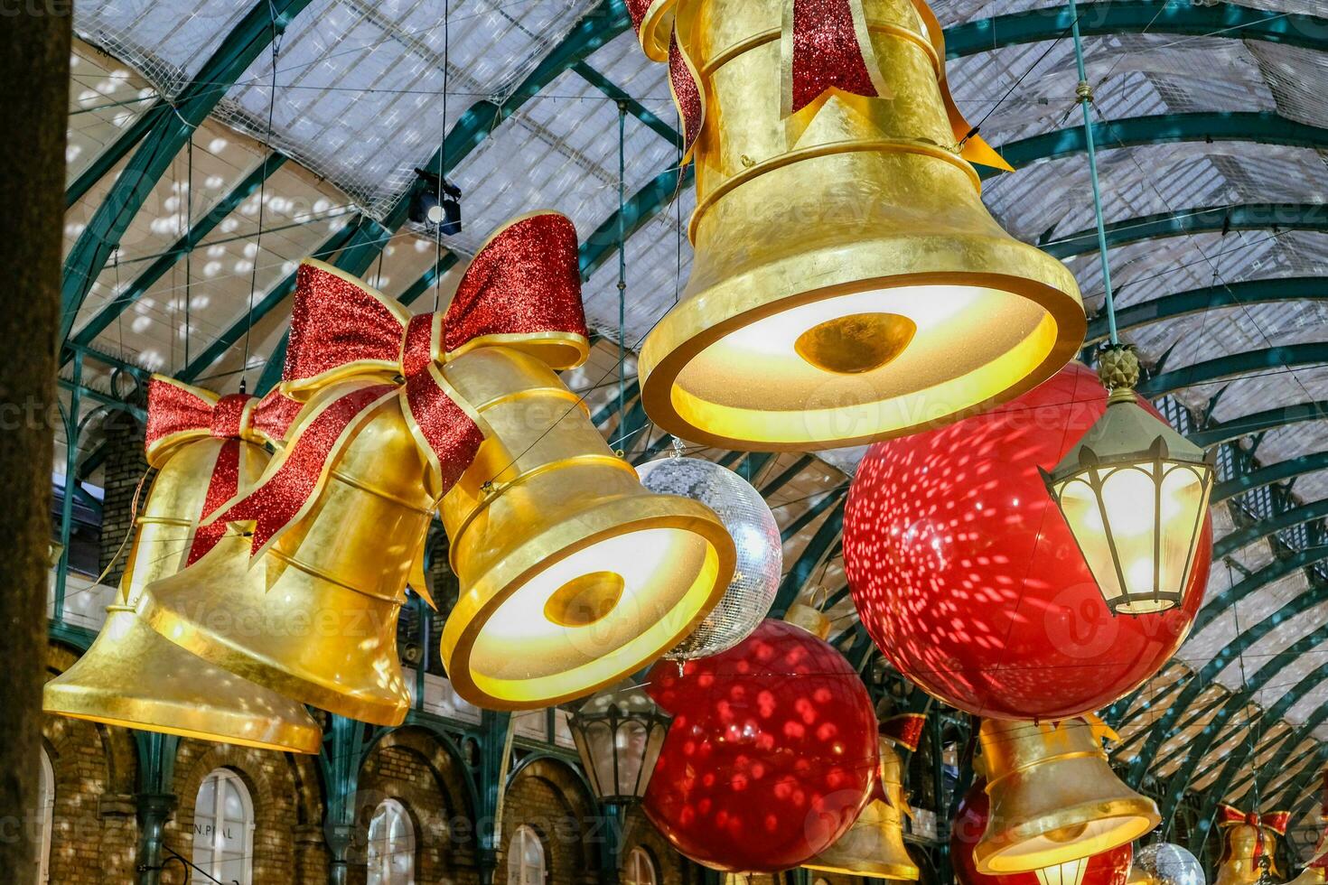 covent Gardens Beliebt Apfel Markt dekoriert zum Weihnachten. ein großartig Platz zu finden Souvenirs, Schmuck, Kunstwerke, usw foto