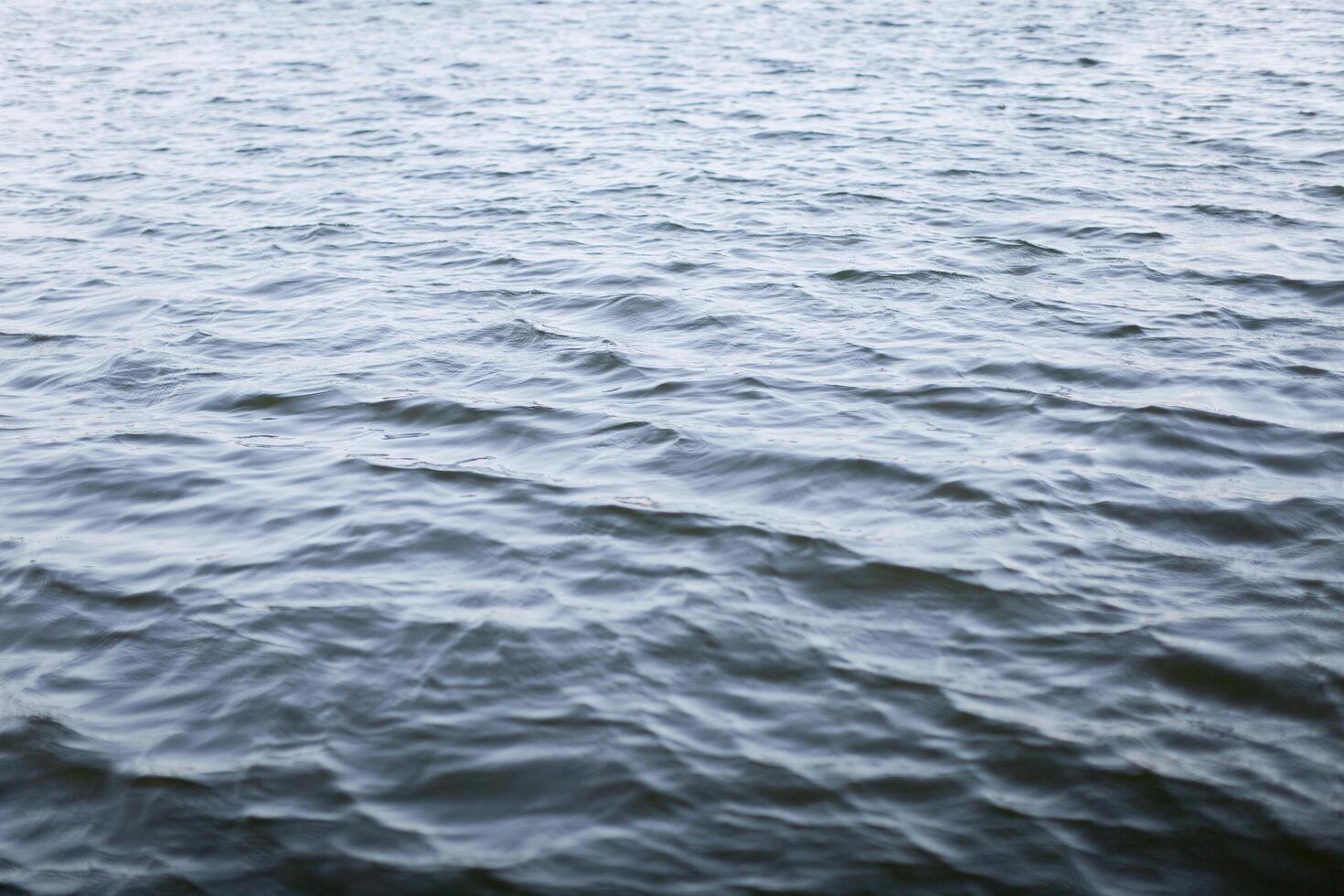 dunkles welliges Wasser mit dem Wind im See. foto
