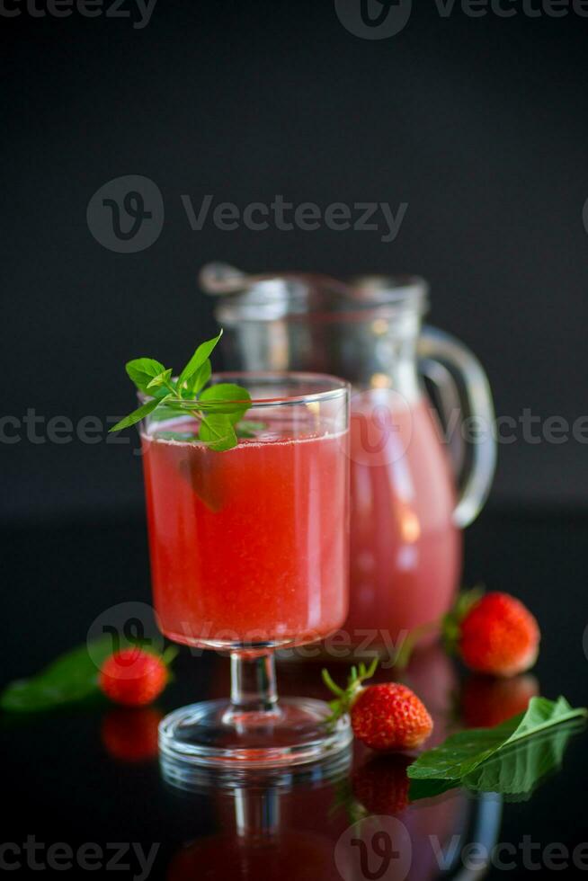 kalt Sommer- Erdbeere Kwas mit Minze im ein Glas foto