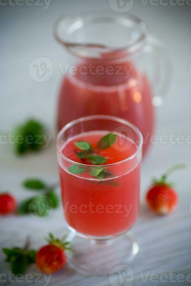 kalt Sommer- Erdbeere Kwas mit Minze im ein Glas foto