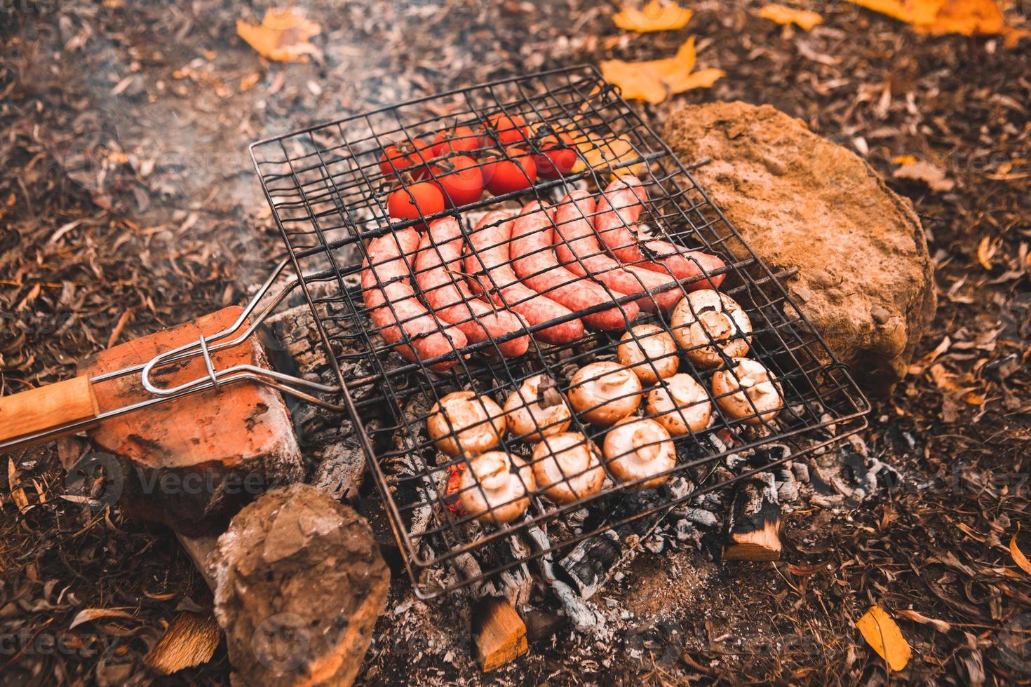 Essen am Lagerfeuer kochen. Campingkonzept foto