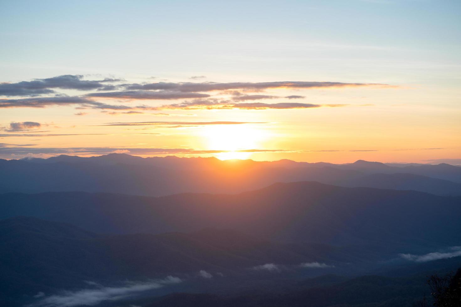 schöner sonnenaufgang auf doi samer-dao im sri-nan-nationalpark, provinz nan, thailand foto