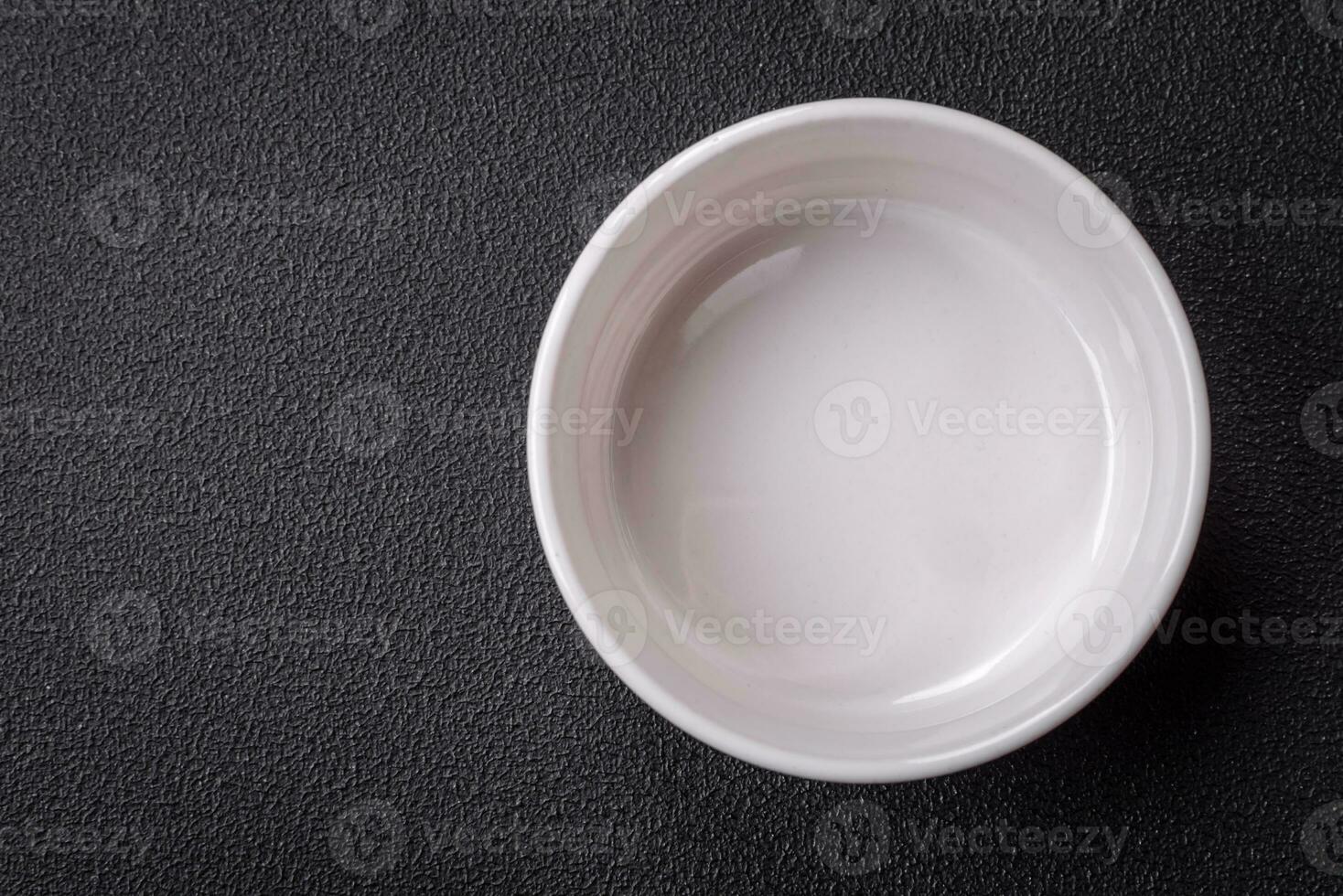 schön leeren Weiß Keramik Soße Boot auf ein texturiert Beton Hintergrund foto