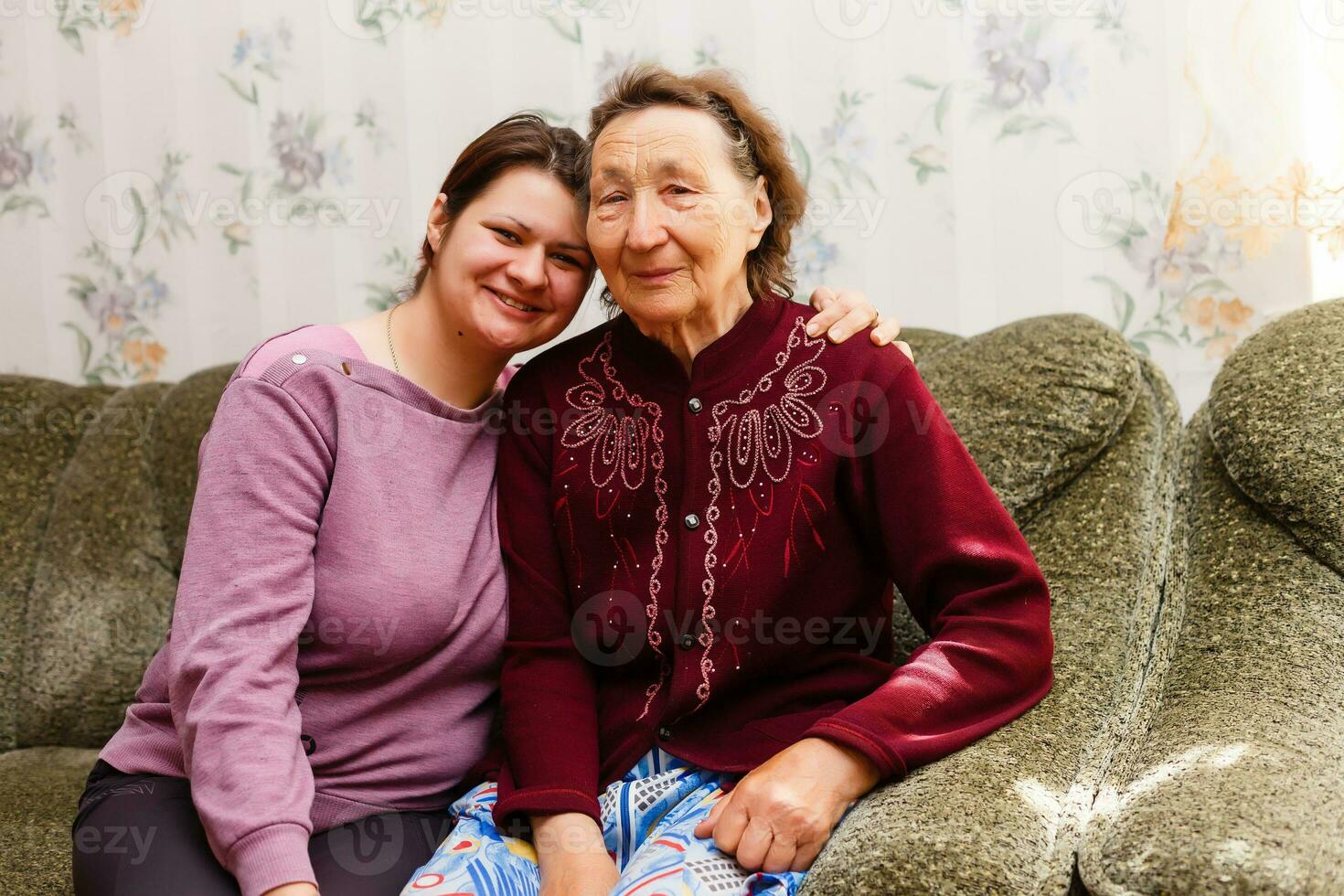 Oma und Erwachsene Enkelin umarmt und glücklich foto