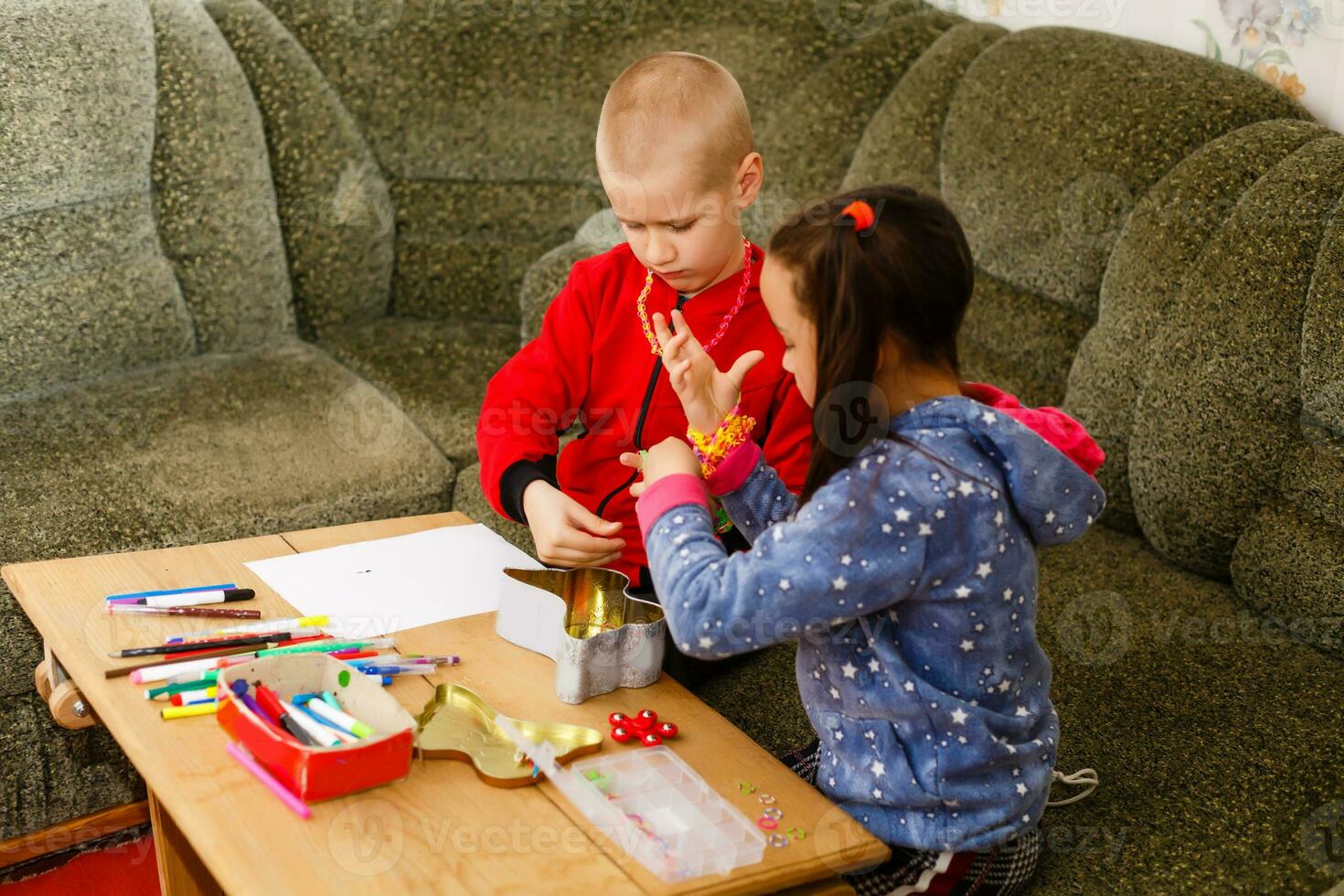 wenig Kleinkind Mädchen und Junge konzentrieren Arbeit zusammen. Junge und Mädchen lernen und abspielen zusammen beim das Tisch. Kinder genießen Hand Schreiben. Freundschaft foto