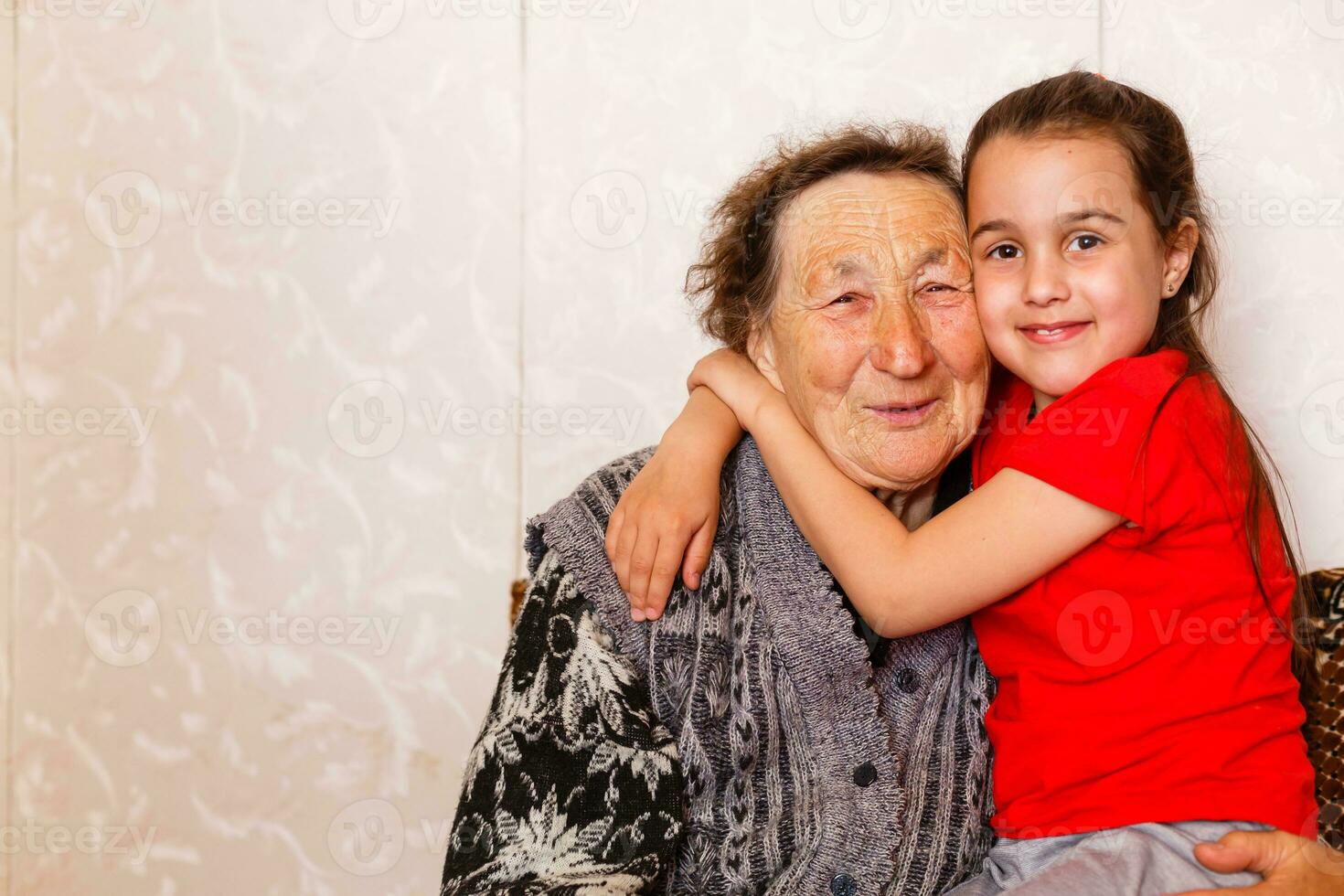 heiter jung Mädchen nehmen Pflege von ein Alten Frau beim Zuhause foto