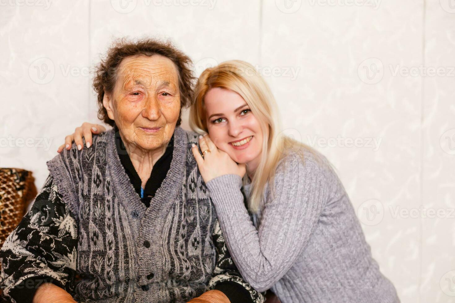 Senior Frau mit ihr Pflegekraft beim Zuhause foto