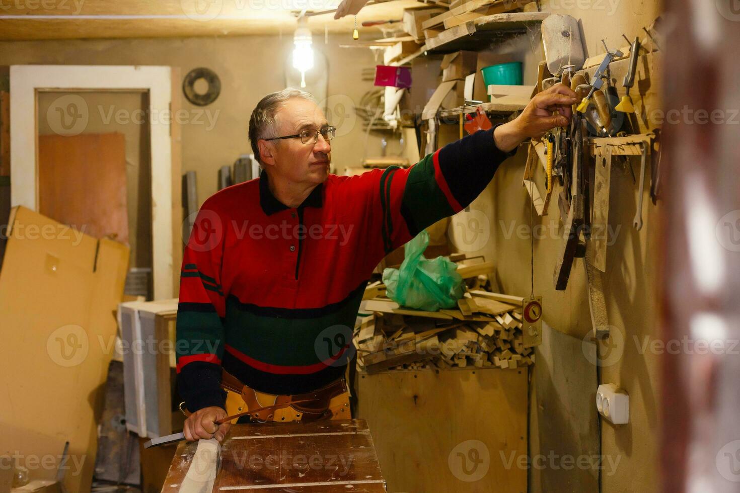 Zimmermann funktioniert im ein Werkstatt zum das Produktion von Jahrgang Möbel foto