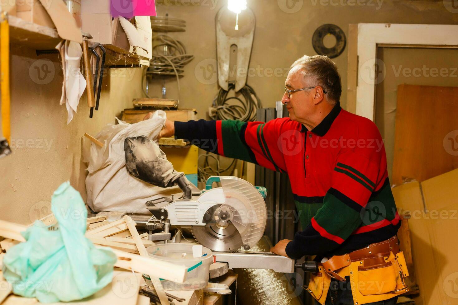 Bild von reifen Zimmermann im das Werkstatt foto