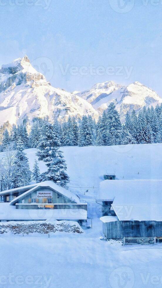 kostenlos Foto ein Hütte im ein schneebedeckt Feld mit felsig Berge und ein Wald