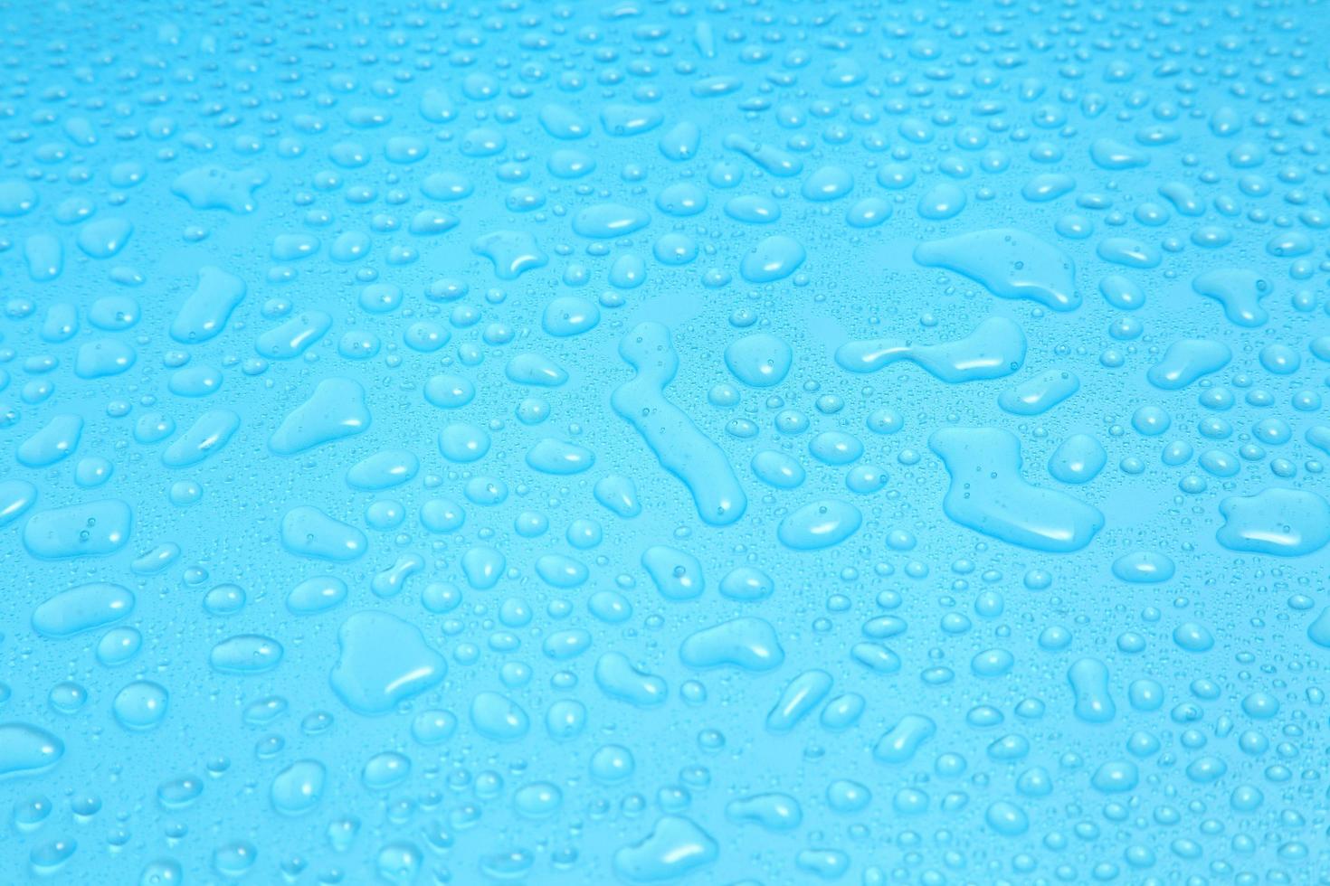 Wassertropfen auf blauem Hintergrund mit einem Leerzeichen für einen Text foto