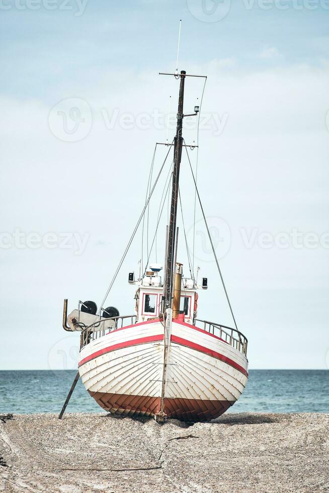 Angeln Boot Lügen auf das Strand im Nord Dänemark foto