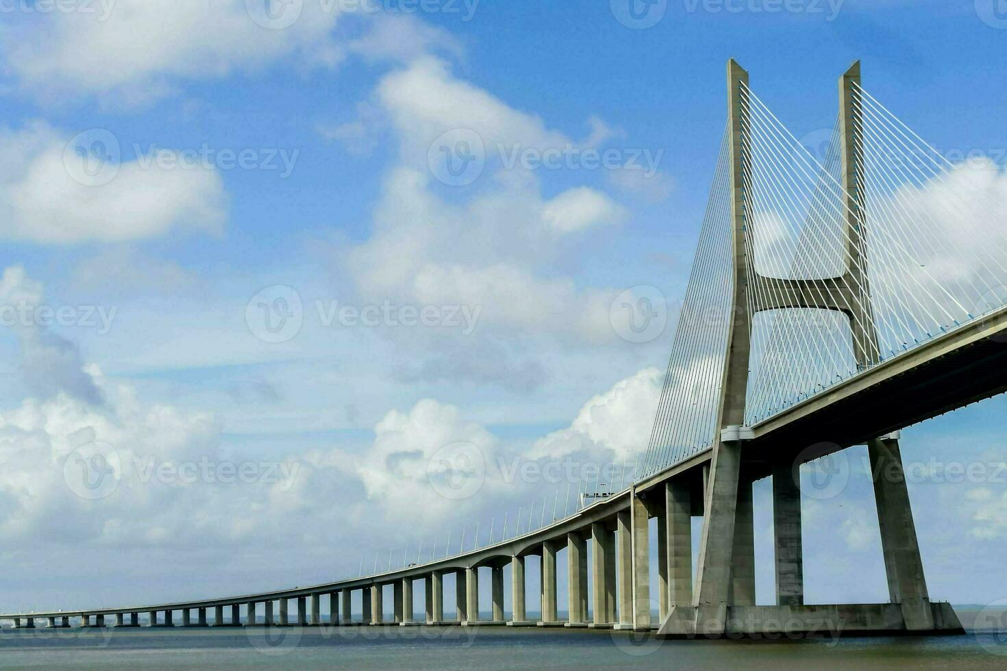 das Brücke überspannt Über das Wasser und hat ein groß Kabel foto